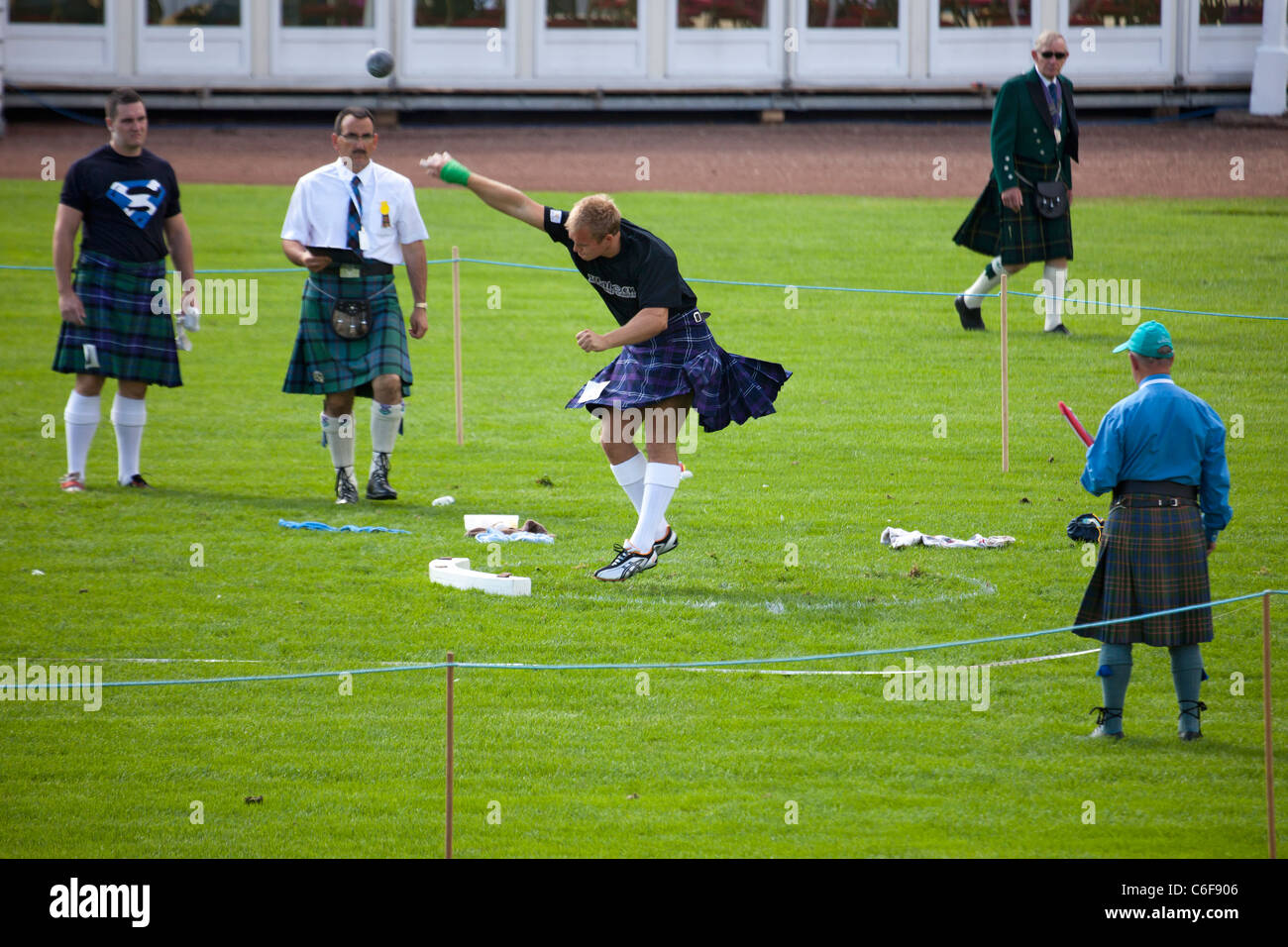 Kilted deutsche Konkurrent stellt die Aufnahme in den schweren Ereignissen in Cowal Hochland Treffen 2011 Stockfoto