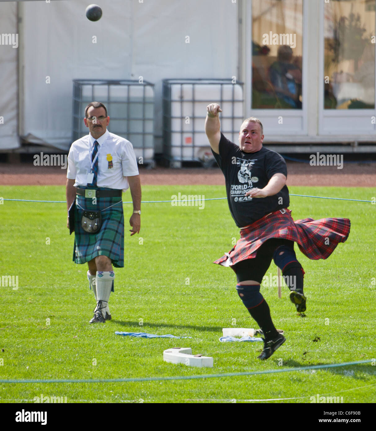 Wettbewerber, die in der schweren Fälle an der Cowal Highland Gathering 2011 unter dem wachsamen Auge eines Richters. Stockfoto