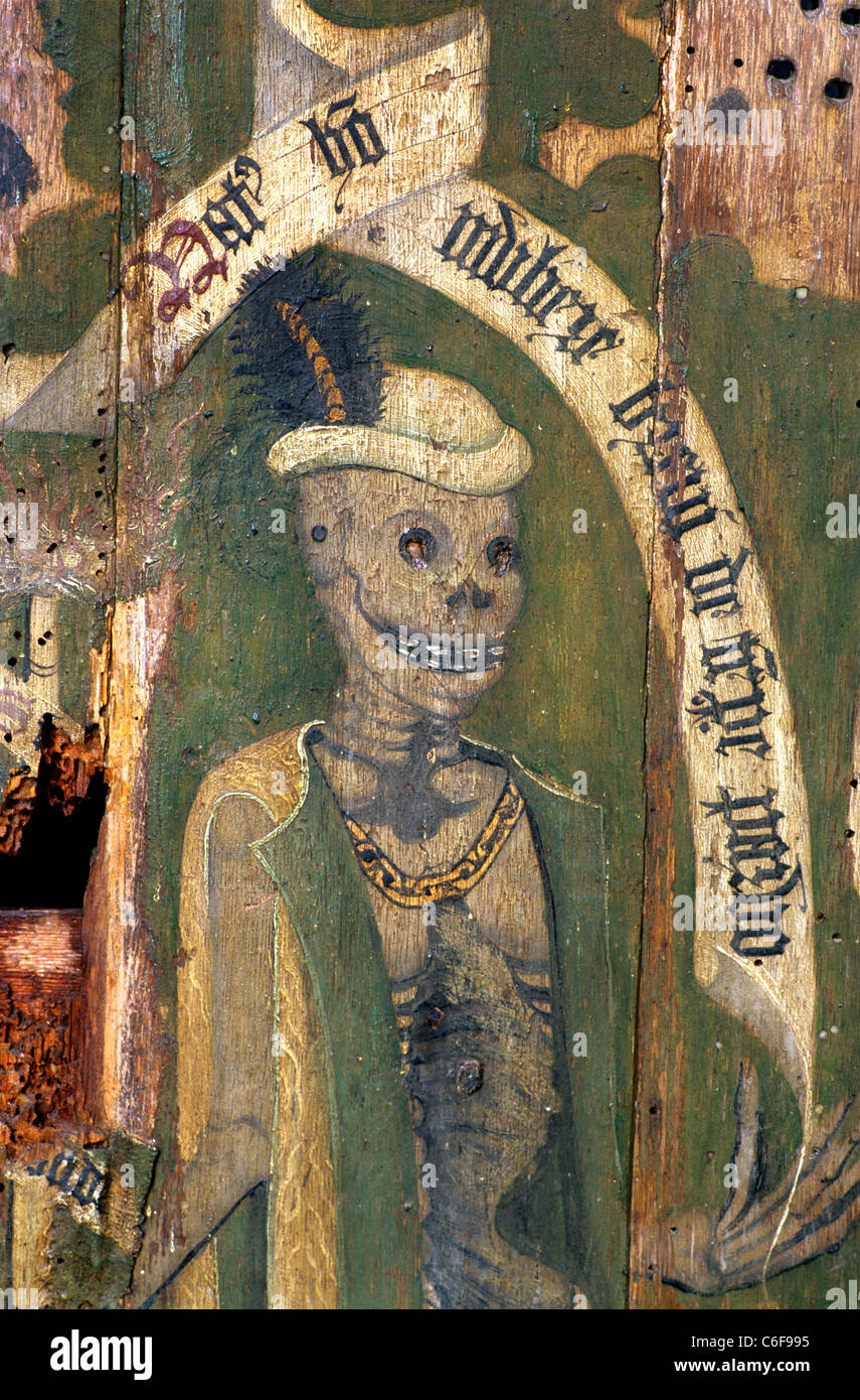 Sparham, Norfolk. Lettner, Dance of Death Detail, männliche Skelett, Text auf Schriftrolle aus Buch Hiob Totentanz Mittelalter Stockfoto