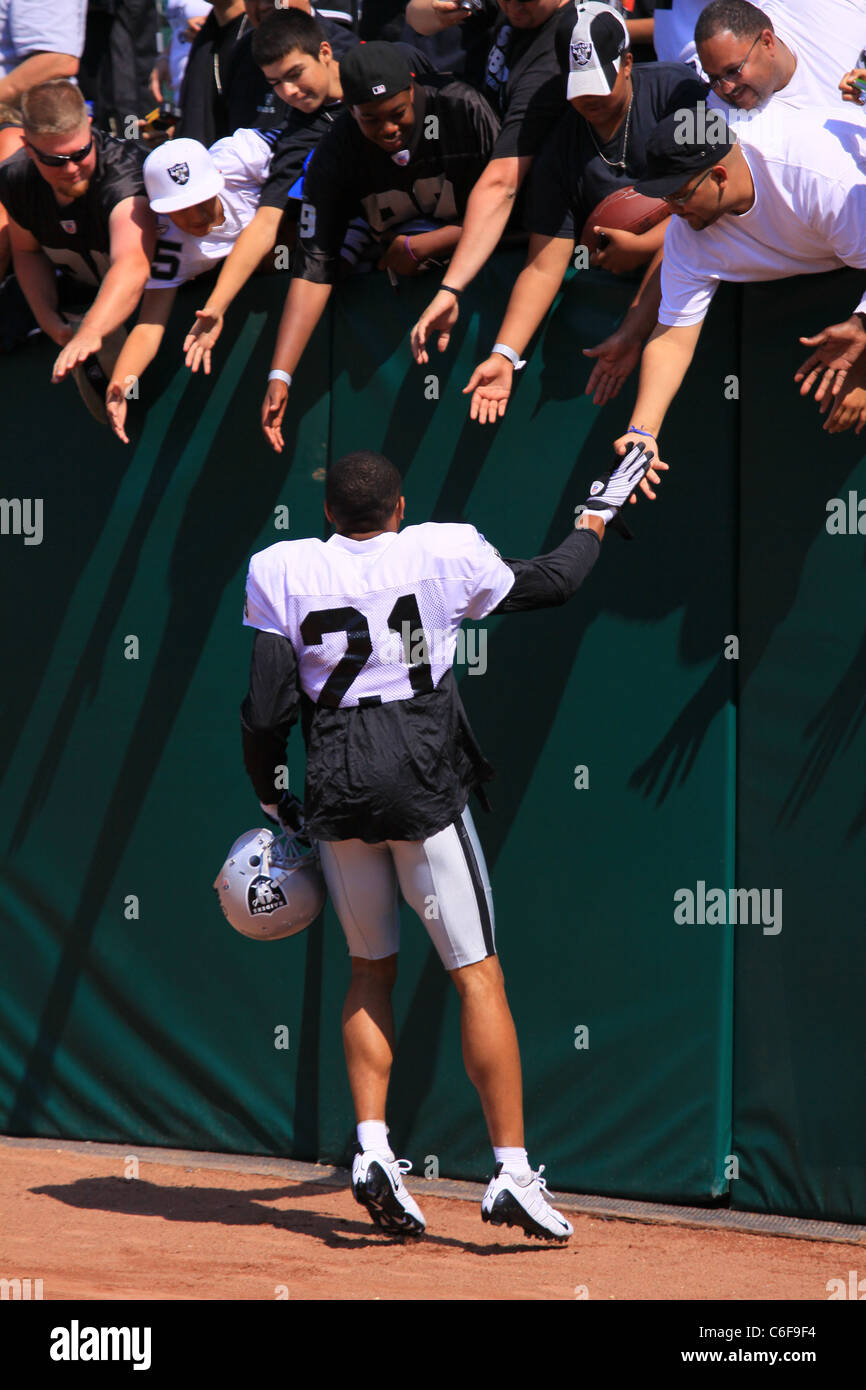 Nnamdi Asomugha, Cornerback TheOakland Raiders, grüßt Fans bei den Oakland Coliseum Stockfoto