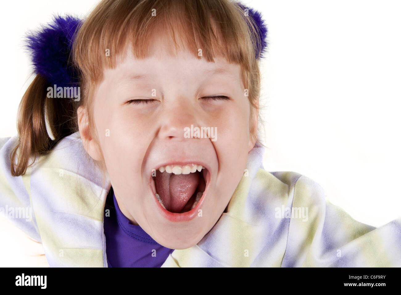 Porträt des fröhlichen kleinen Mädchens auf weißem Hintergrund Stockfoto