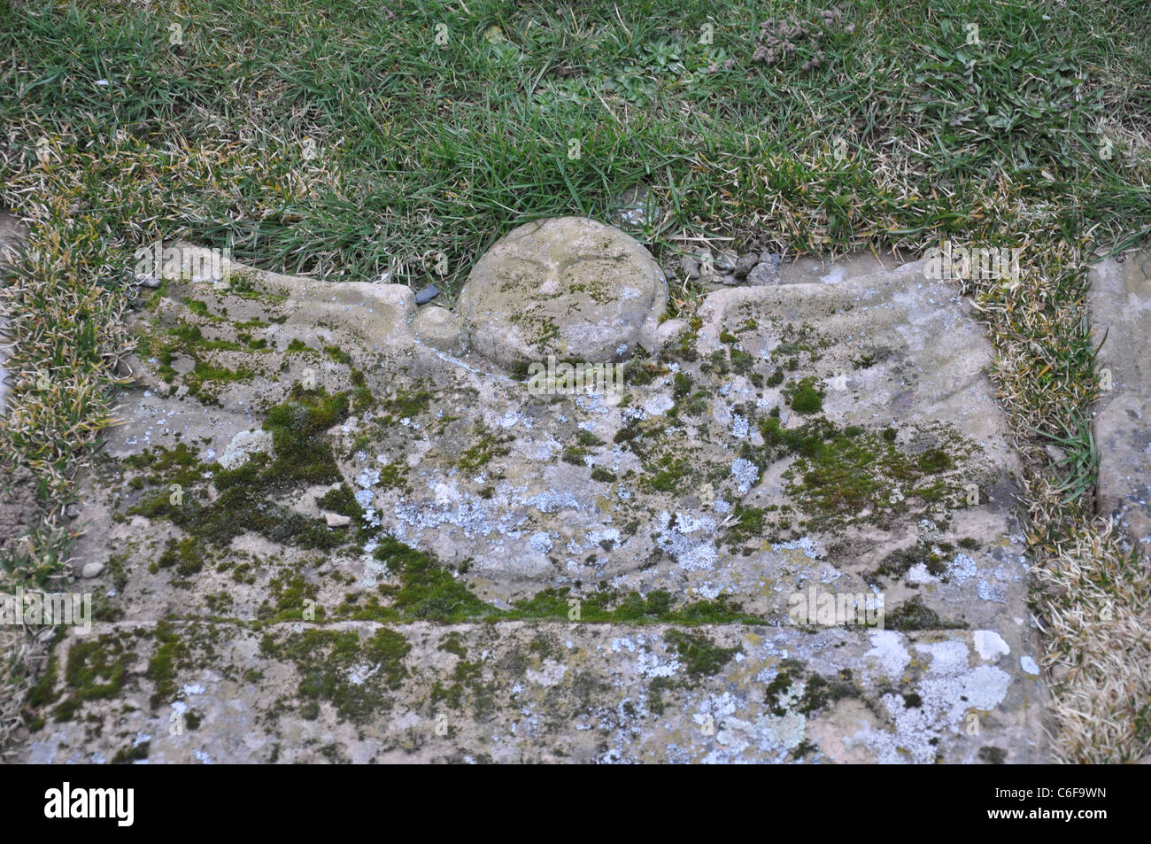 Alte Grabsteine mit geschnitzten Symbolen Kildrummy Friedhof, Alford, Aberdeenshire, Schottland, UK Stockfoto