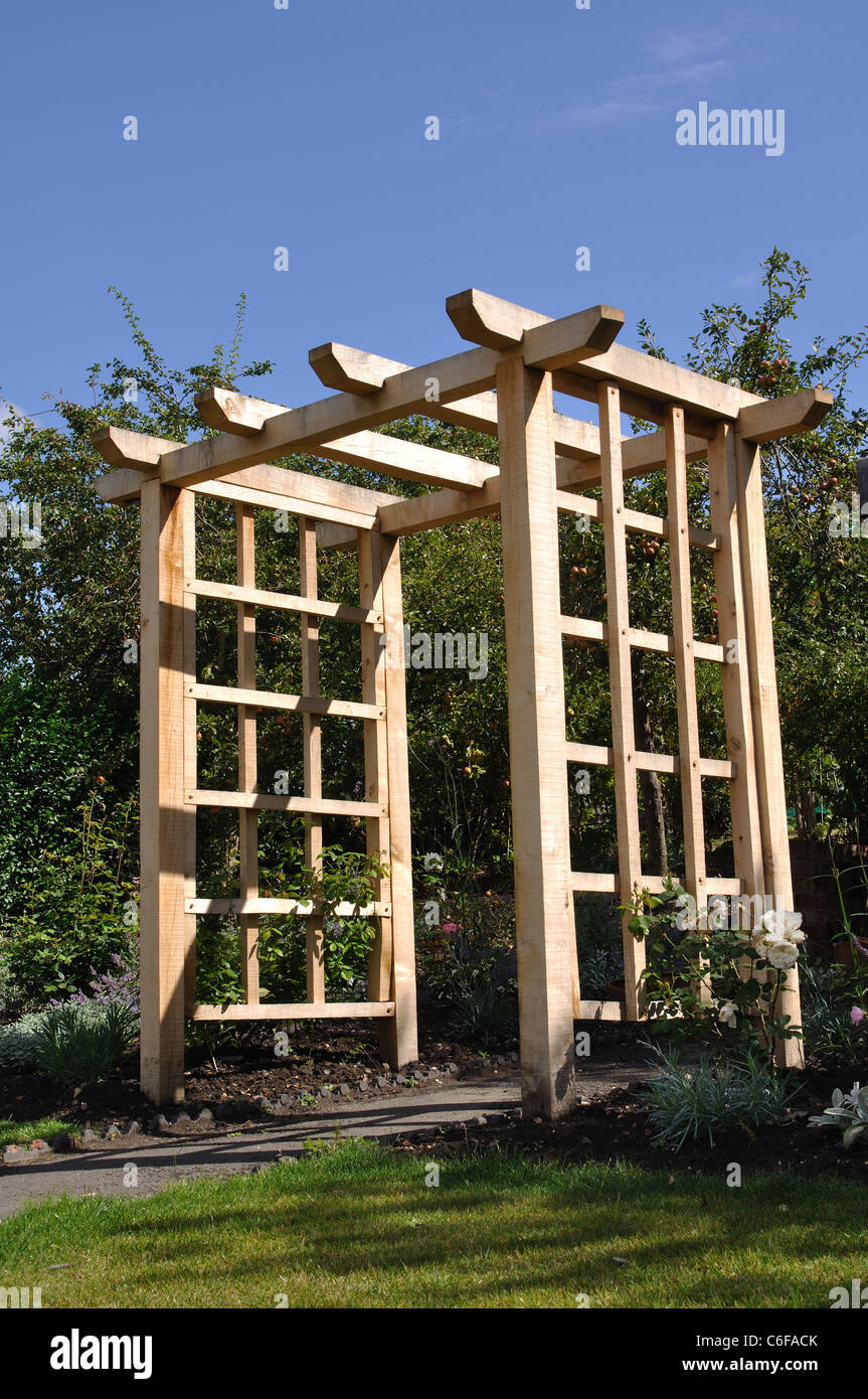 Neu errichtete hölzerne Garten Bogen Stockfoto