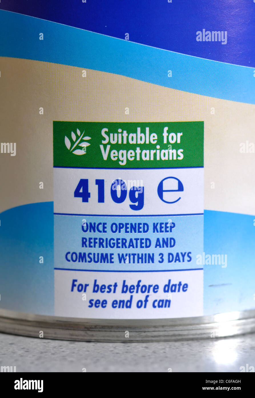 Geeignet für Vegetarier Informationen auf Zinn von Sainsbury's Kondensmilch Stockfoto