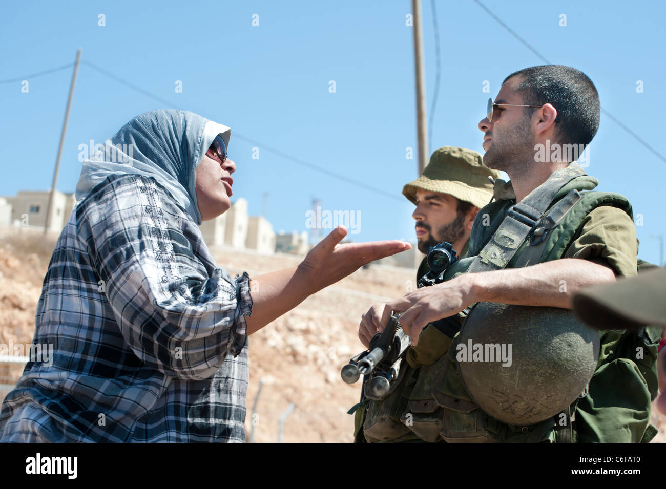 Eine palästinensische Aktivist konfrontiert israelische Soldaten bei einem Protest gegen Israels Trennmauer. Stockfoto