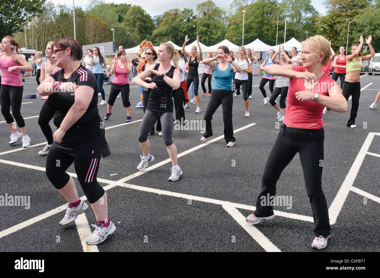 Große Anzahl von Damen nehmen an einem Outdoor zumba Klasse Stockfoto