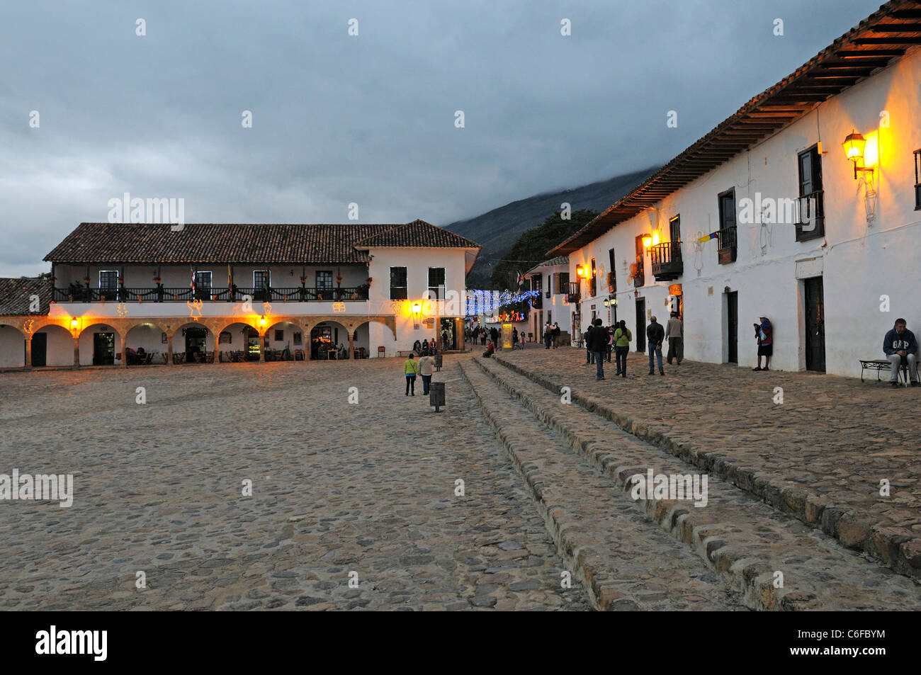 Abend am Hauptplatz mit kolonialen Gebäuden, Villa de Leyva, Boyaca, Kolumbien Stockfoto