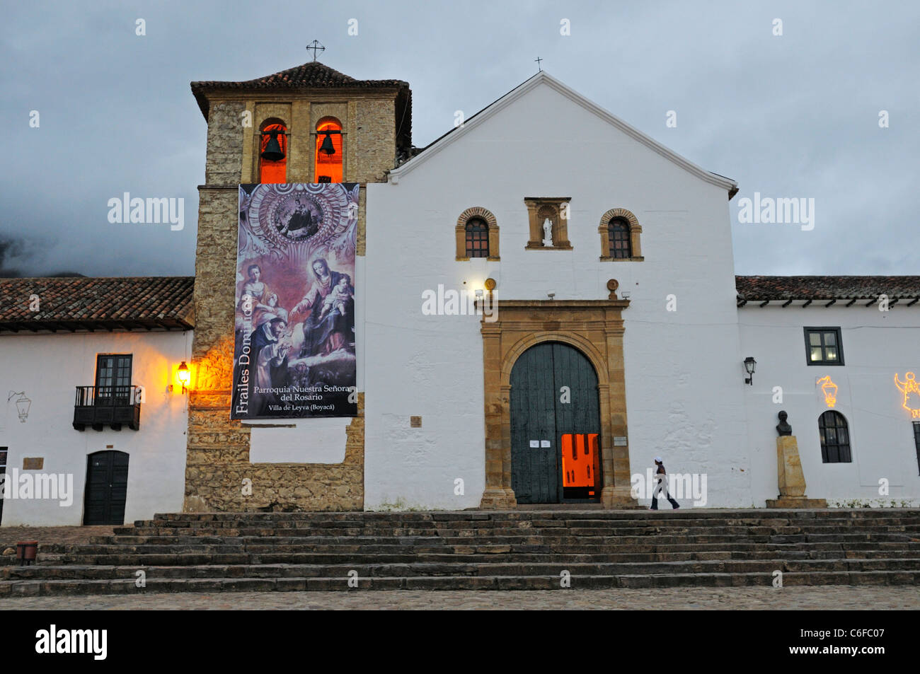 Abend am Hauptplatz mit kolonialen Kirche, Villa de Leyva, Boyaca, Kolumbien Stockfoto