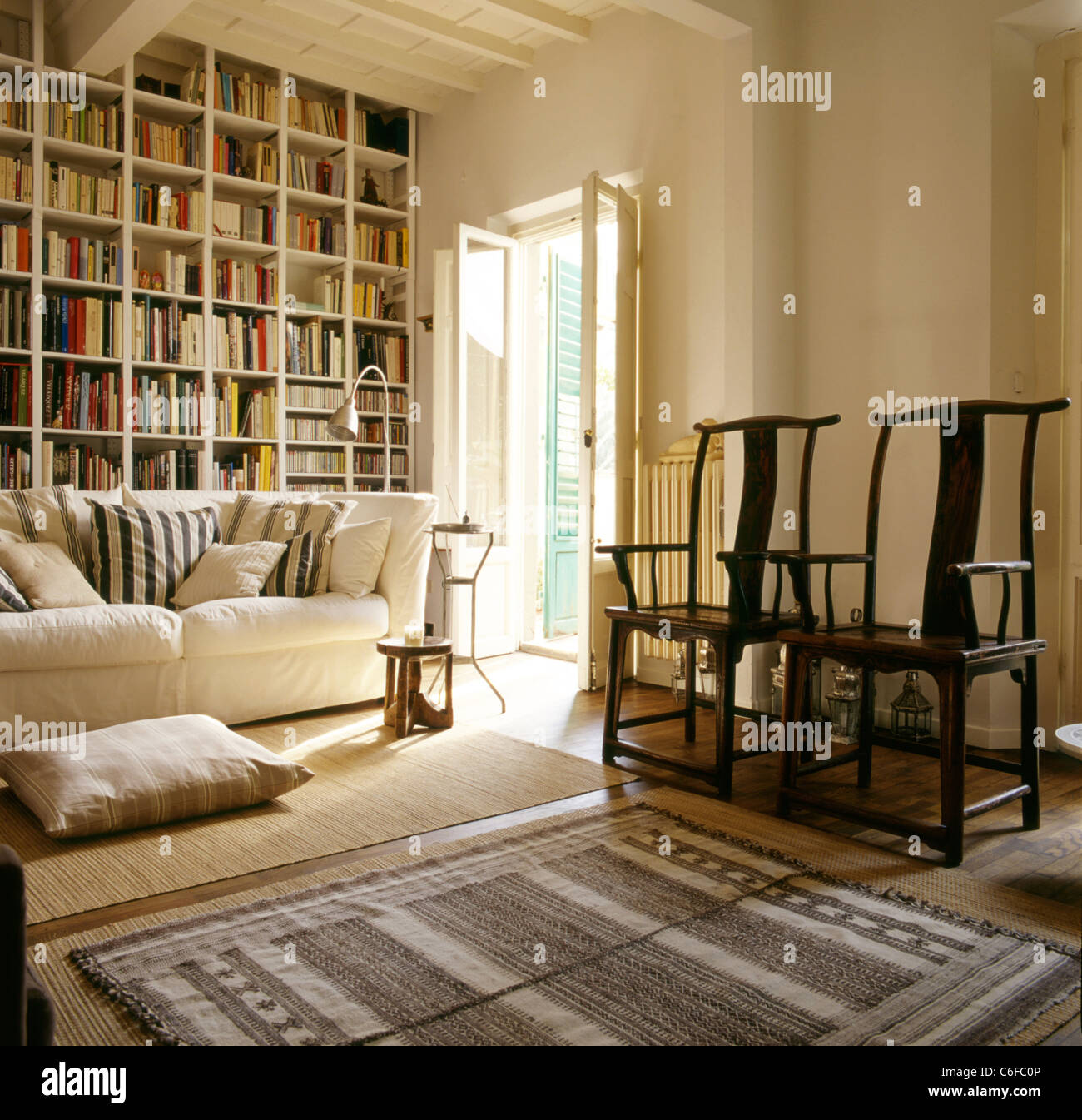 Innenraum eines Hauses im Wohnzimmer mit Sofa, Tisch, Stühle Stockfoto