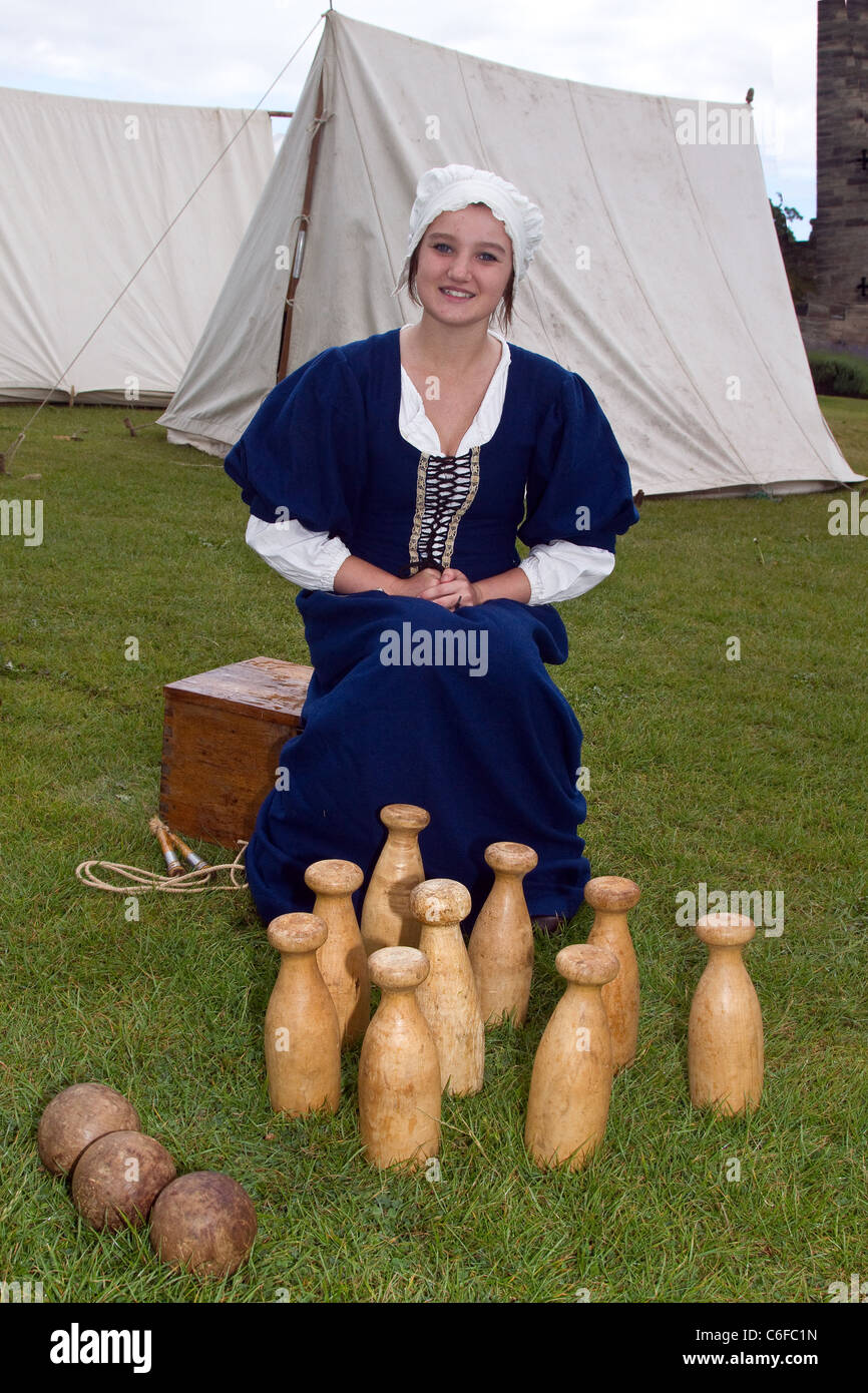 Frau (MR) mit Kegeln aus dem 17. Jahrhundert in Cornish; Life & Times Military and Civilian Historical Re-enactment, Tutbury Castle, Derbyshire, Großbritannien Stockfoto