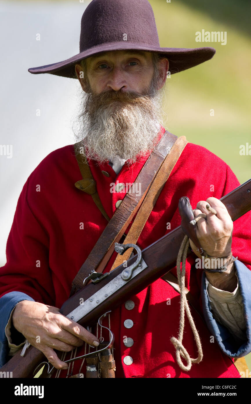 Musketman oder Musketeer Fusilier mit Schusswaffen aus dem 17.. Jahrhundert, lebende Geschichtsgruppe, die Leben und Zeiten nachstellt. Ferninfanterie-Einheit mit Militär-historischen Kostümen bei der Kriegsführung Nachstellung. Dragoon in Tutbury Castle, Derbyshire, Großbritannien Stockfoto