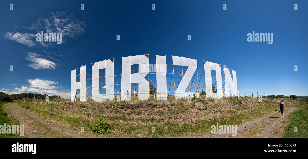 Ein Land Art-Werk namens "Horizont", durchgeführt von dem bildenden Künstler V. Roger. Installation de Land Art Réalisée Par V.Roger. Stockfoto