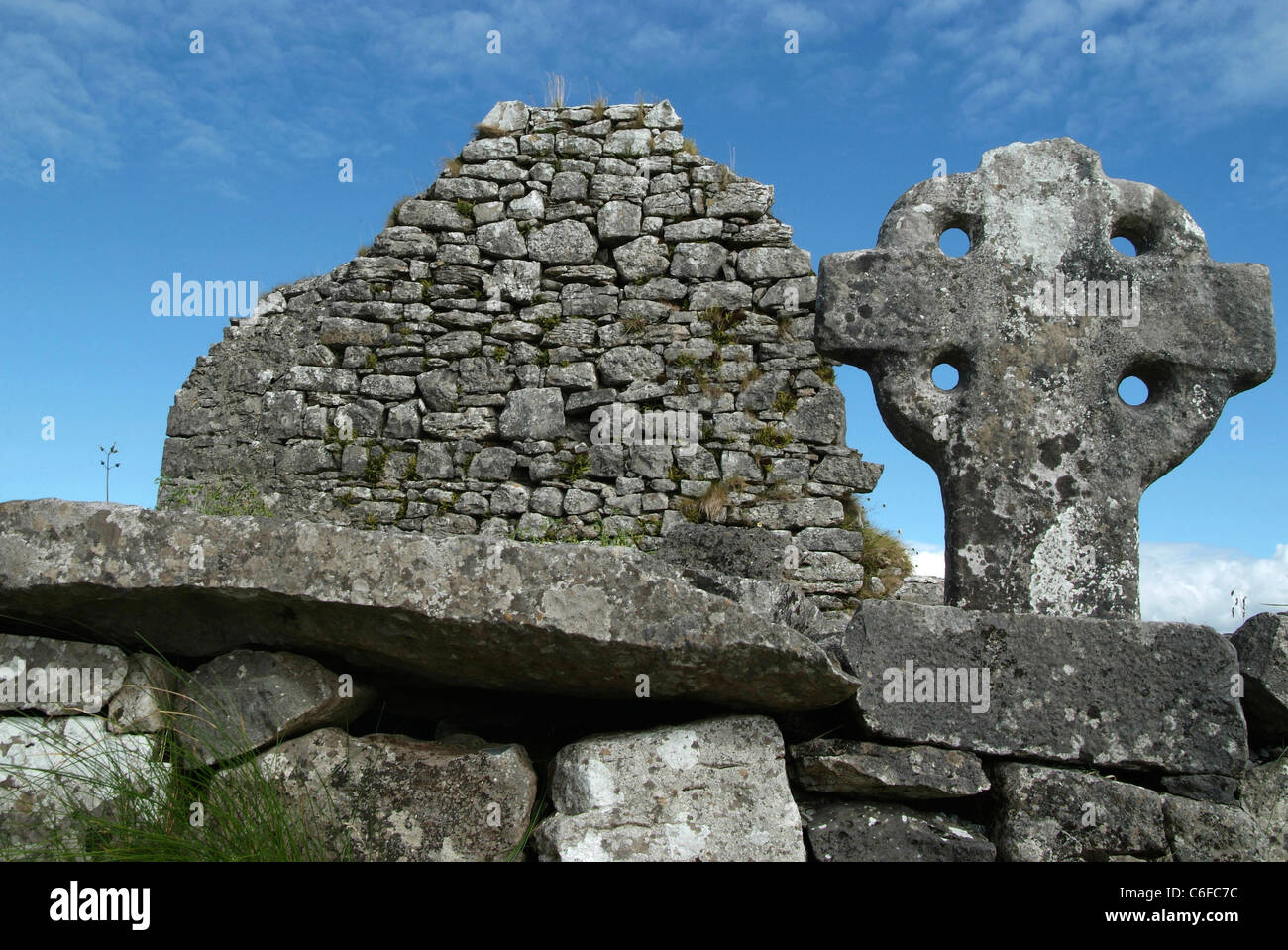 Zerstörte Kirche und Keltenkreuz Noughaval Co. Clare Irland Stockfoto