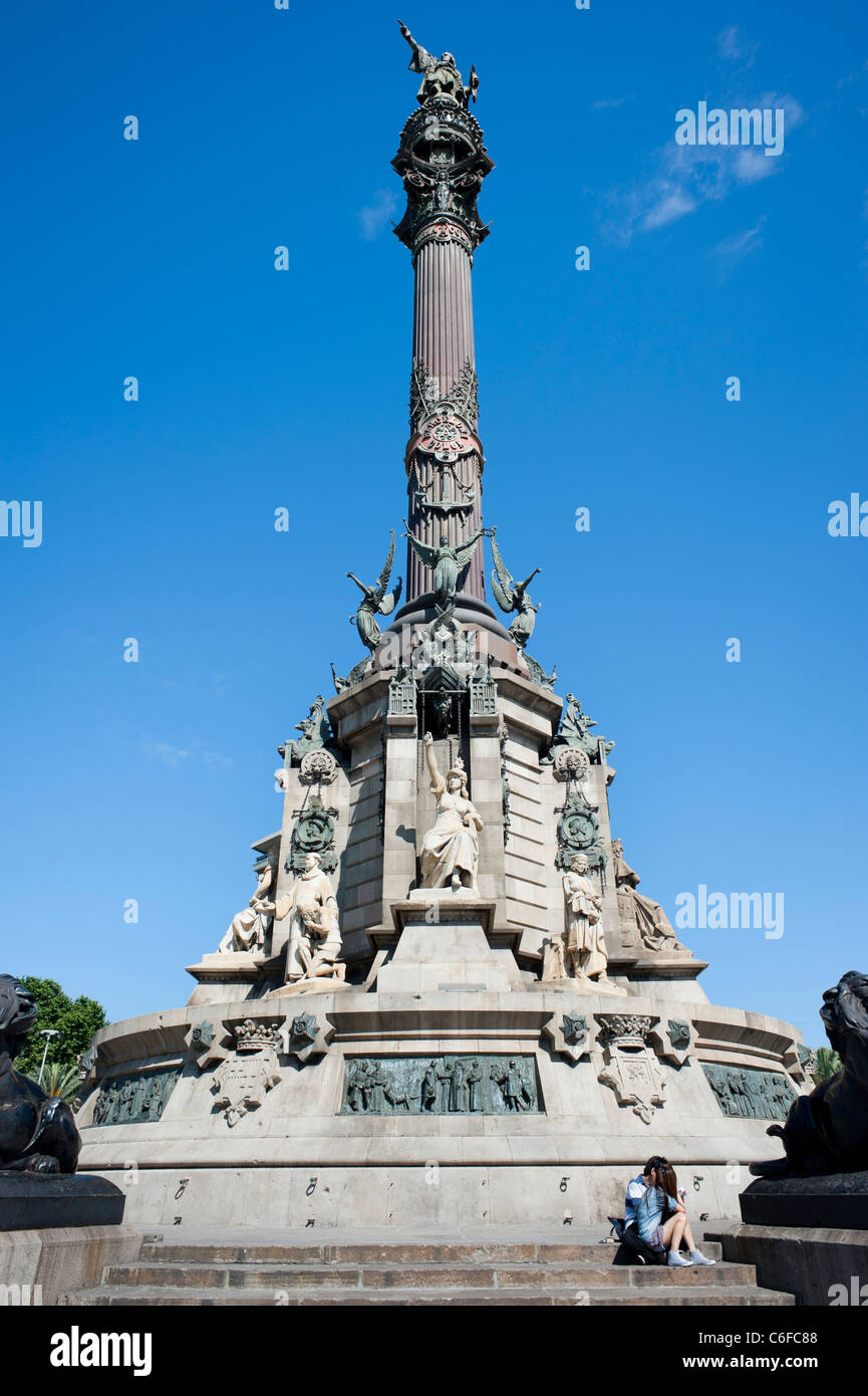 Ein paar liest seine Reiseführer am Ende der berühmten Christopher Columbus-Denkmal in Barcelona Stadt Stockfoto