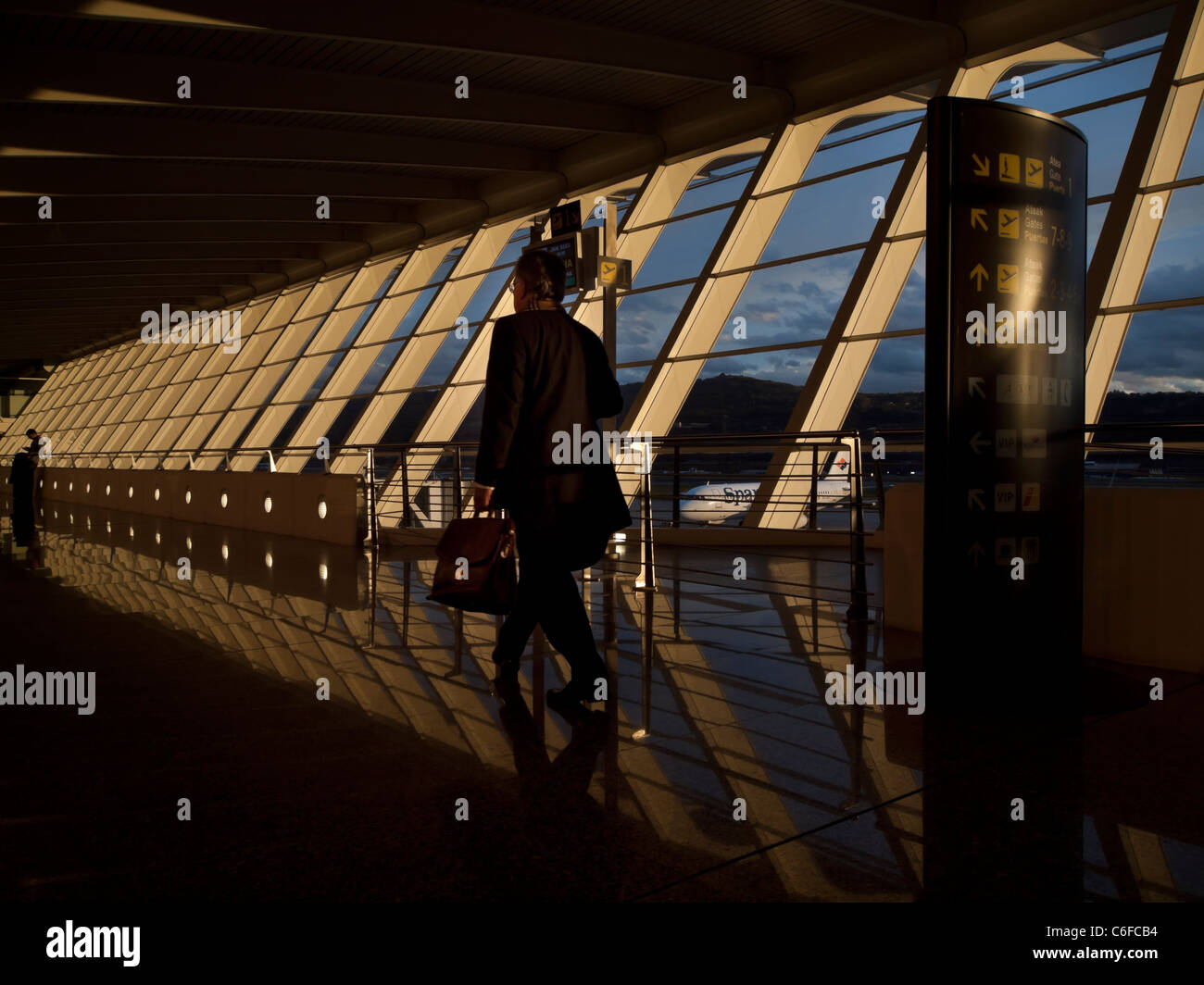 Geschäftsmann geht Trog Bilbao Flughafen bei Sonnenuntergang Stockfoto