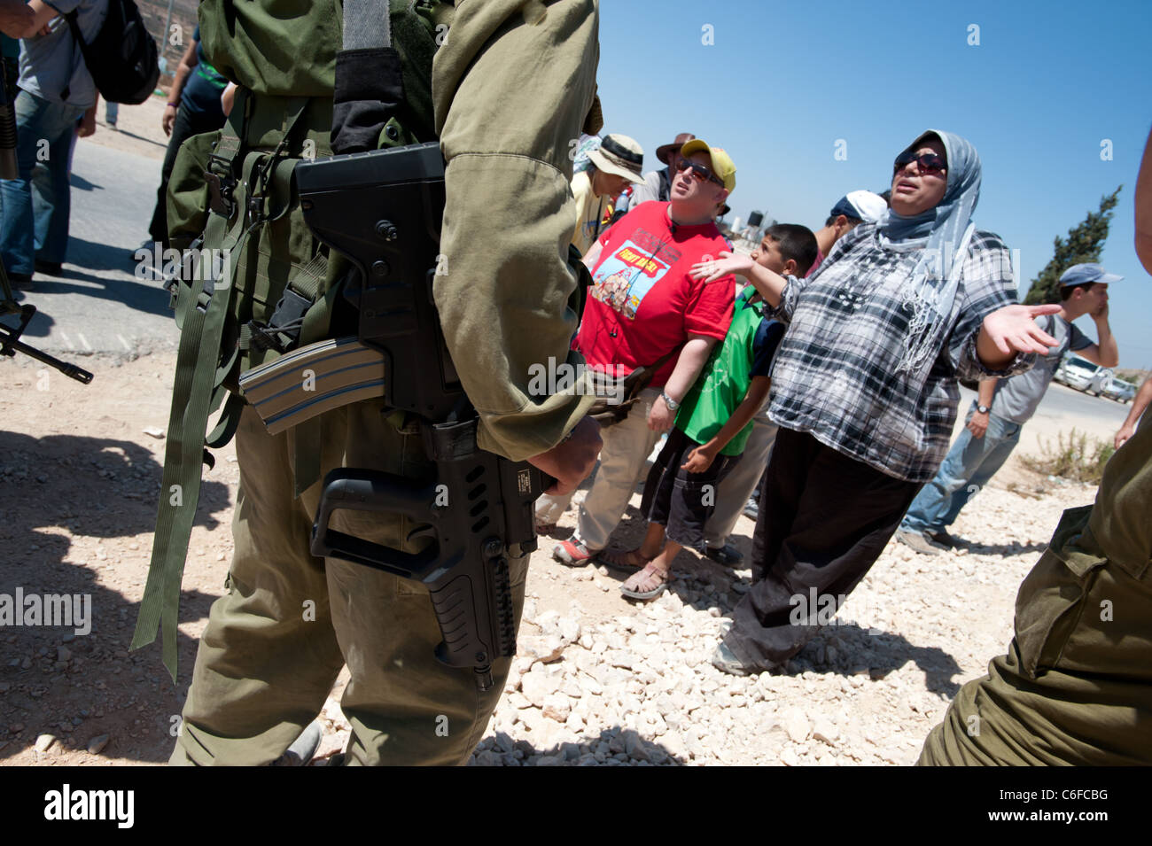 Israelische, palästinensische und internationale Aktivisten konfrontieren israelische Soldaten bei einem Protest gegen Israels Trennmauer. Stockfoto