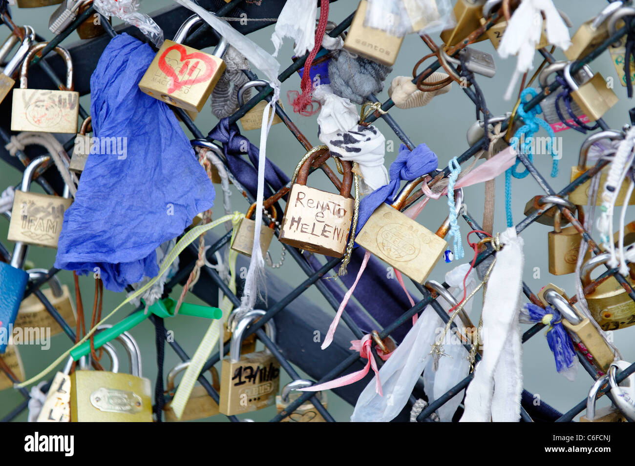 Liebesschlösser (Schlösser der Liebe) über den Fluss Seine in Paris an der Pont de l'Archevêché befestigt. Stockfoto