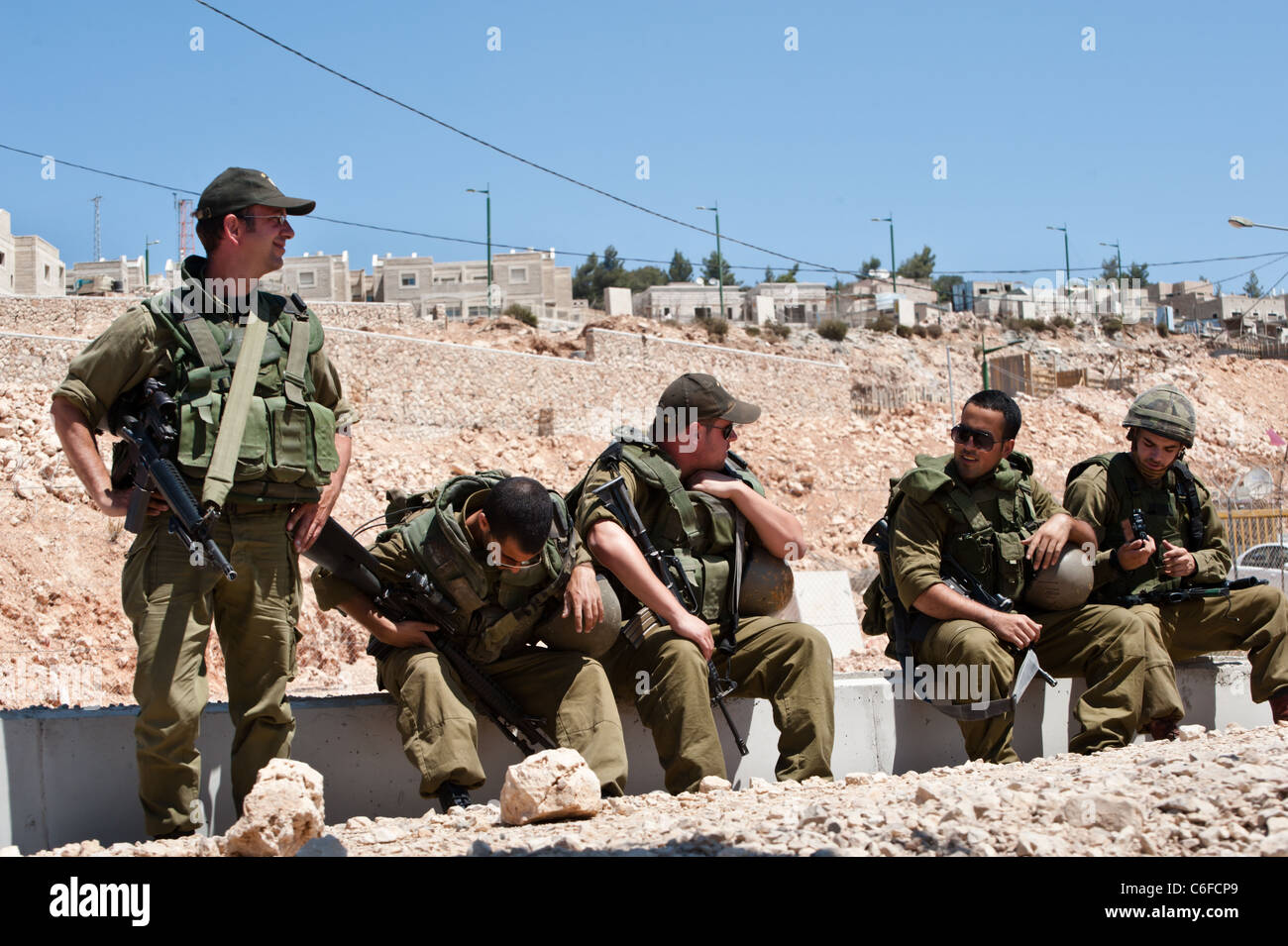 Israelische Soldaten stehen vor der jüdischen Siedlung Har Gilo. Stockfoto