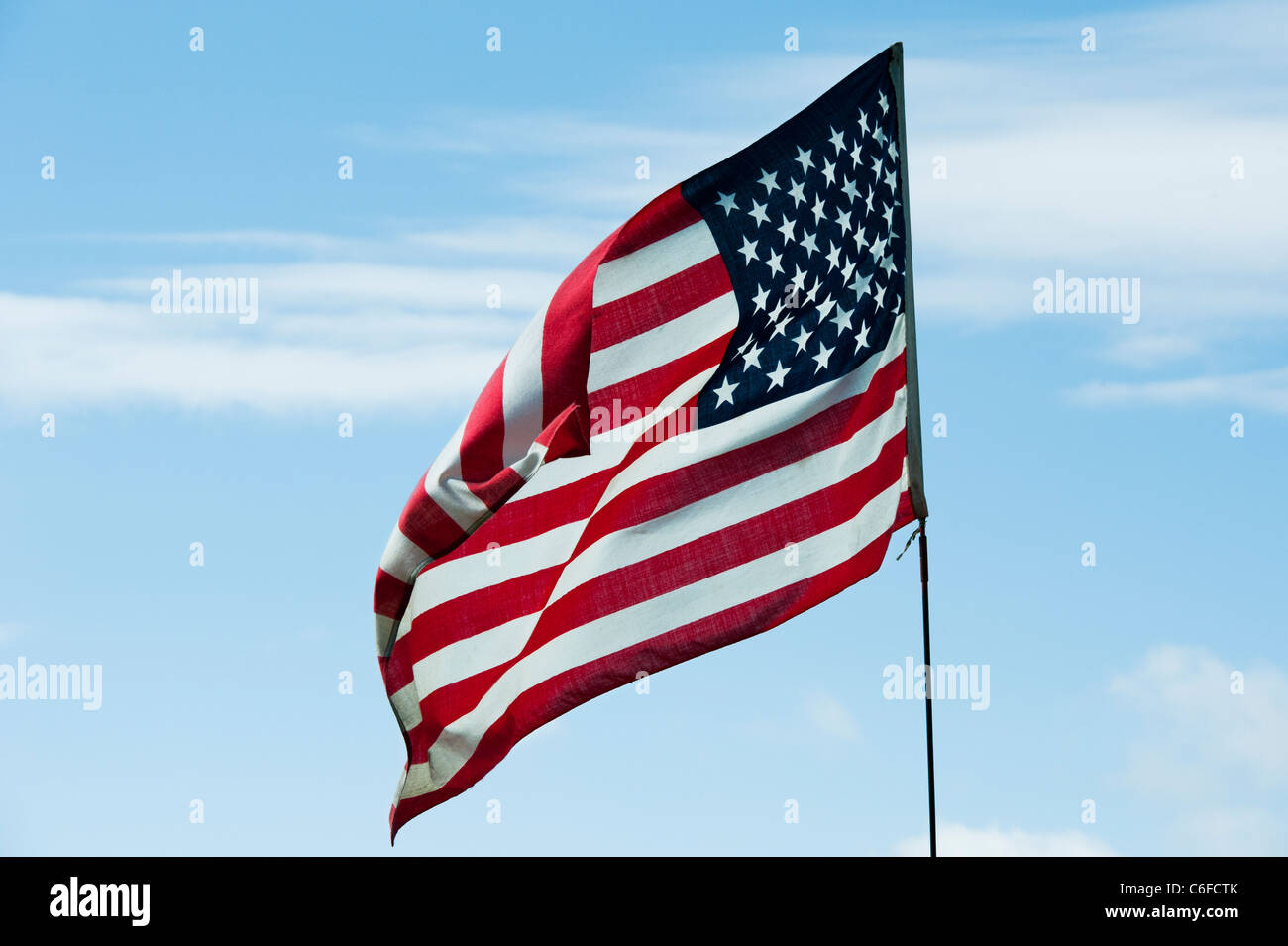 Amerikanische Flagge auf einem Fahnenmast im wind Stockfoto