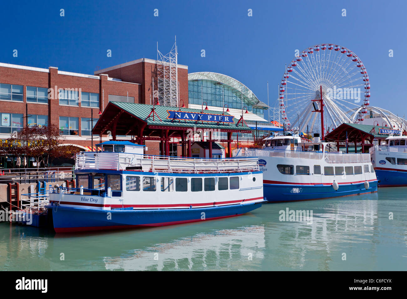 Ausflugsboote am Navy Pier in Chicago, Illinois, USA. Stockfoto