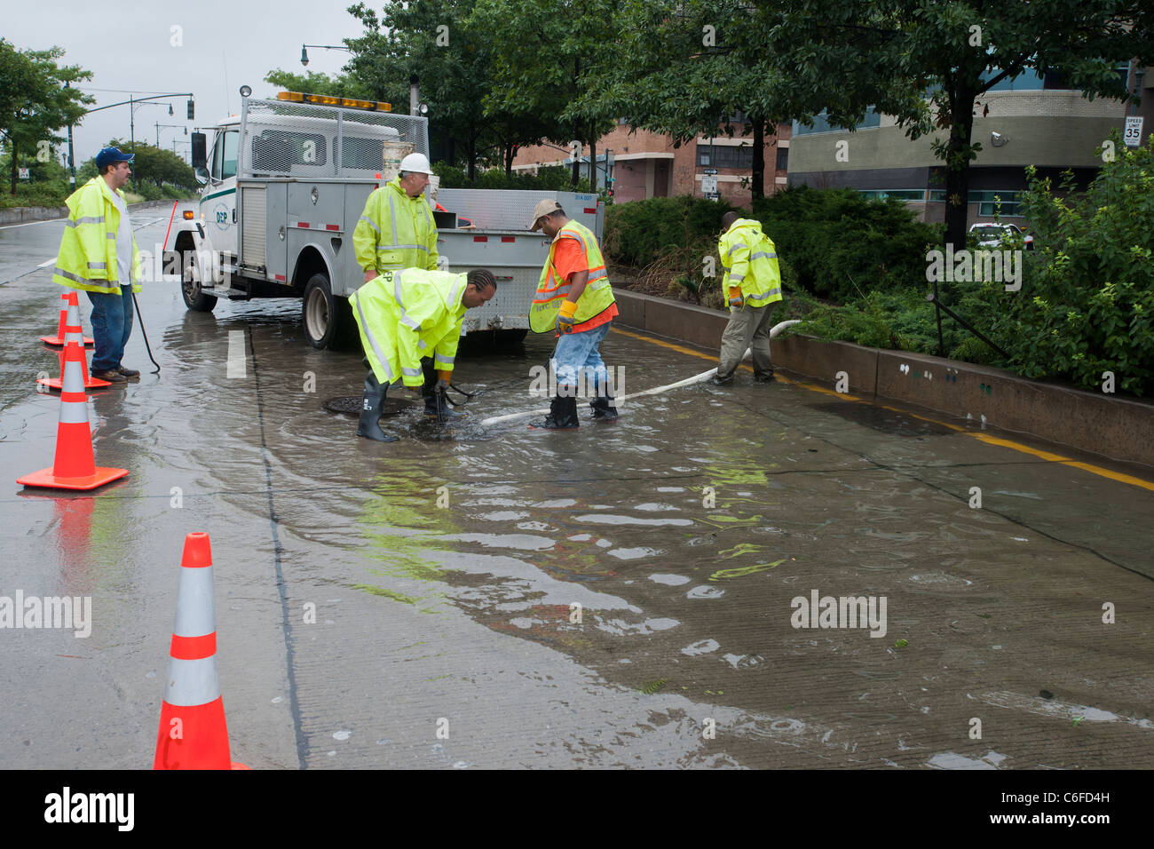 Arbeiter abtropfen Überschwemmungen entlang der Twelfth Avenue im Stadtteil Chelsea in New York City nach Hurrikan Irene Stockfoto