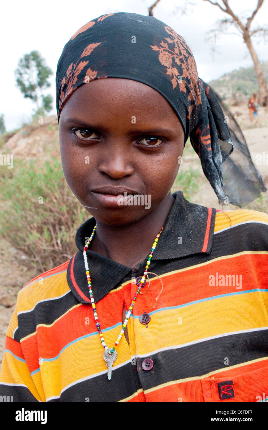 Porträt einer Oromo Tribeswoman an einem Bewässerung-Loch am Chercher Berge, Ost-Äthiopien, Afrika. Stockfoto