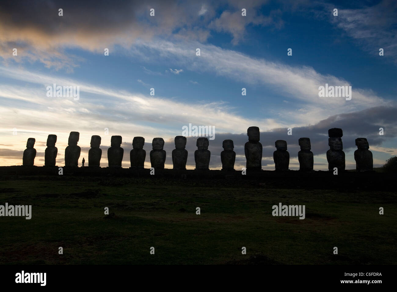 Ahu Tongariki mit einer menschlichen Präsenz zwischen Moais Rapa Nui-Osterinsel-Chile Stockfoto