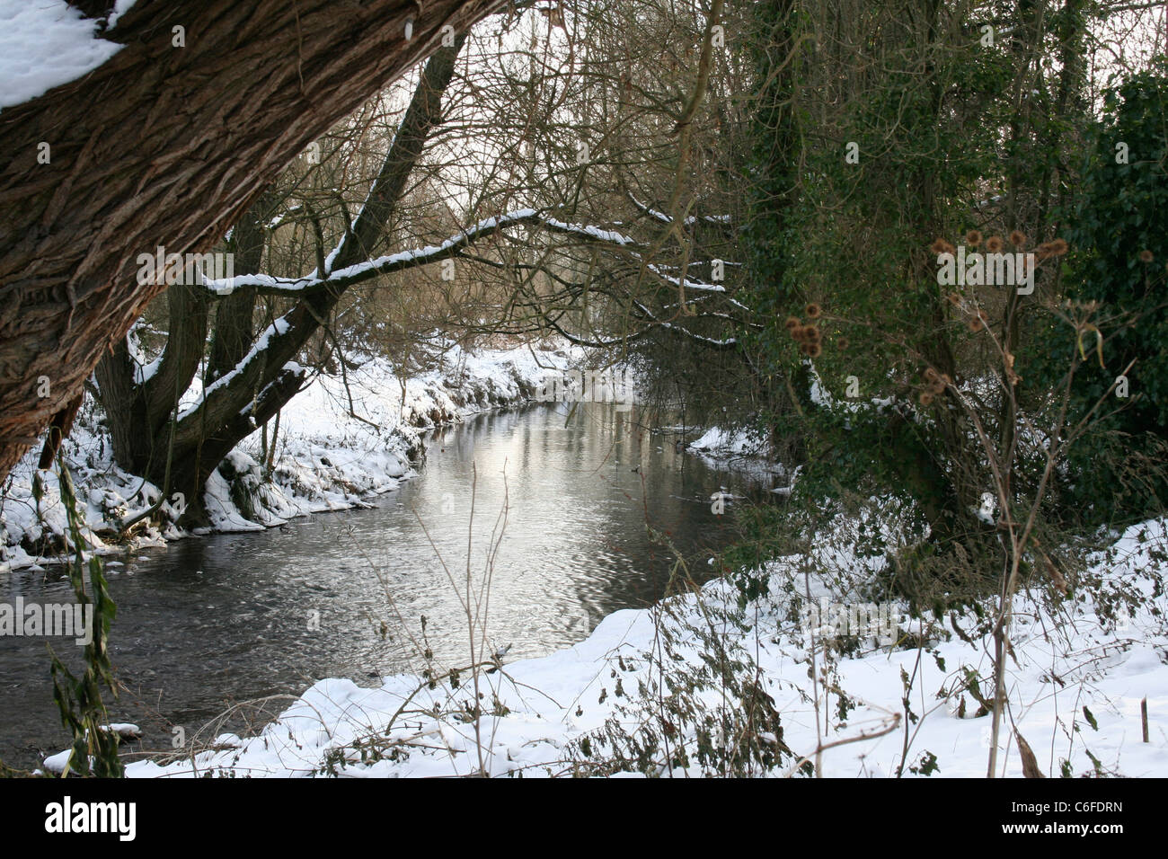 Winter-Spaziergang im Schnee, Witney, Oxfordshire Stockfoto