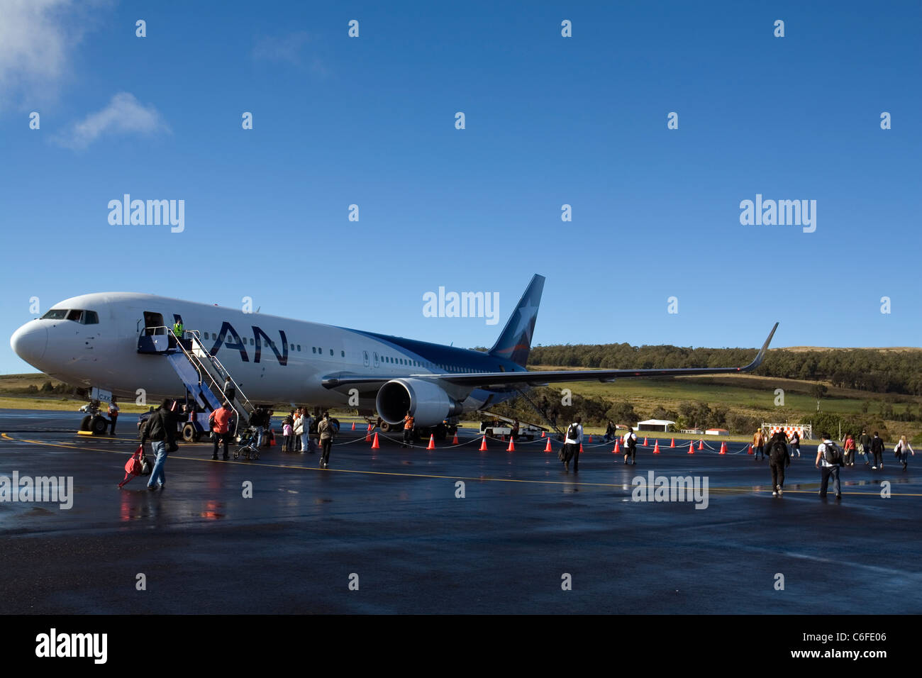Passagiere auf einer LAN Boeing 767 bei Mataveri International Airport-Rapa Nui-Osterinsel-Chile Stockfoto