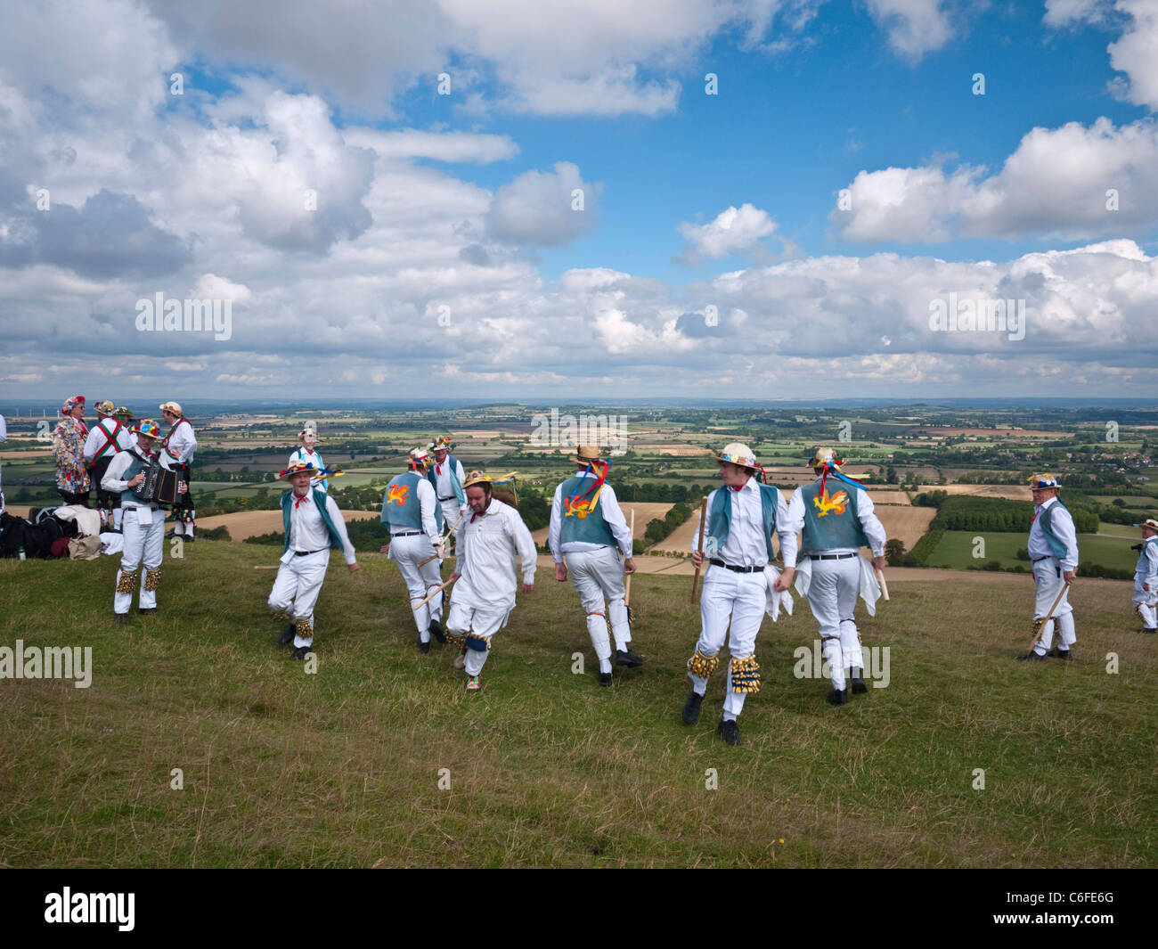 Icknield Way Morris Männer führen mit Kennet Morris Männer auf White Horse Hill in der Nähe von Uffington, Oxfordshire, Vereinigtes Königreich Stockfoto