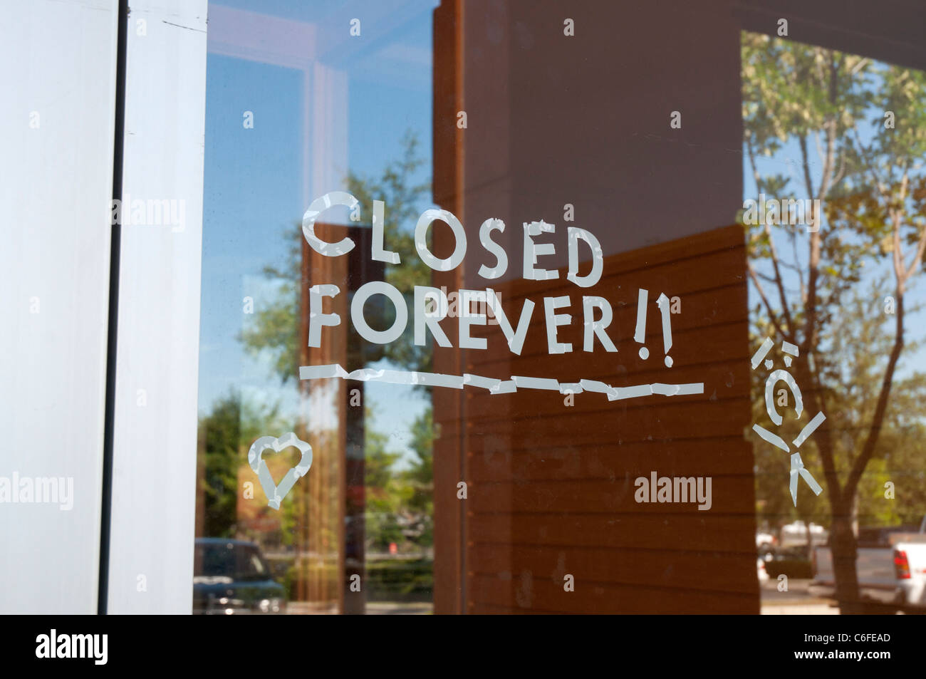 Grenzt an Buchhandlung geschlossen Schild an der Eingangstür Gainesville Florida Stockfoto
