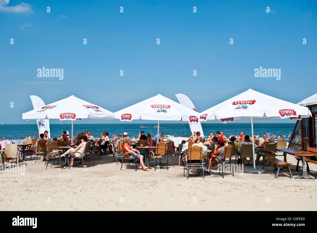Bar mit Sandstrand an der Ostseeküste, Swinoujscie, Polen Stockfoto