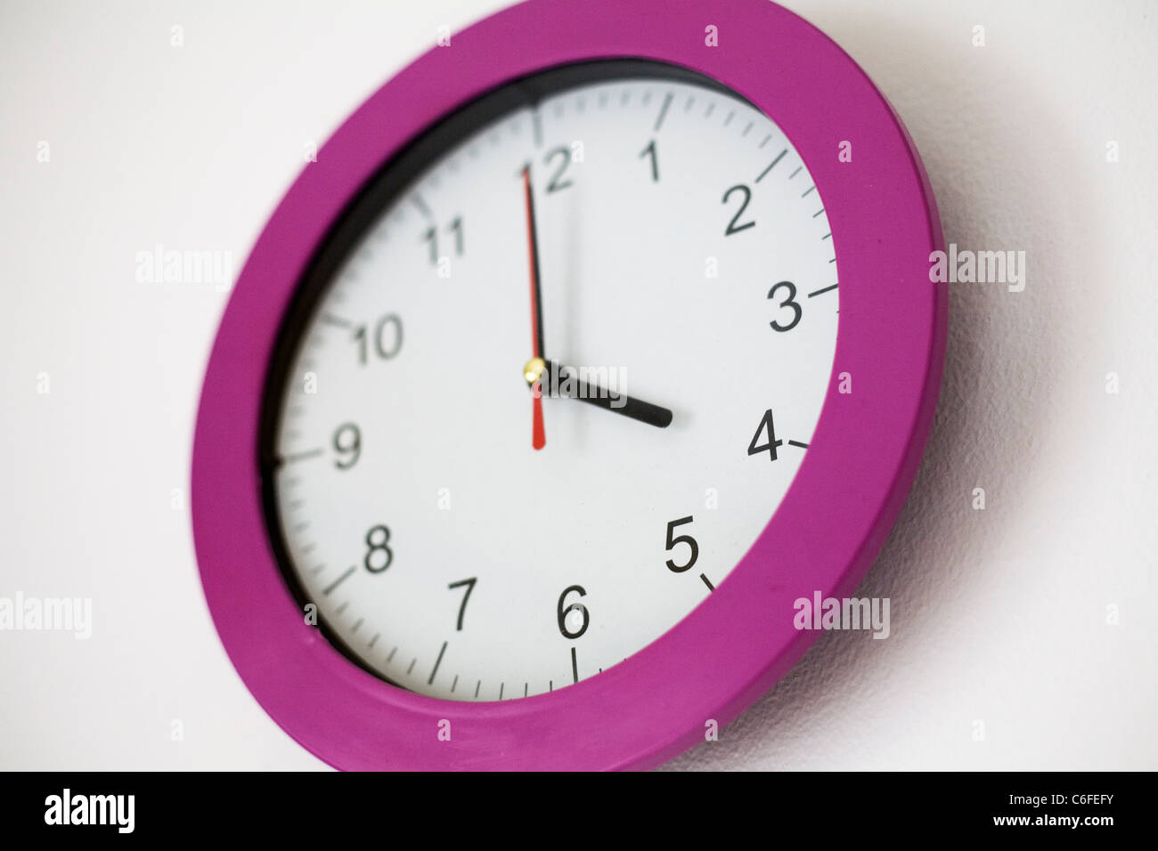Eine Uhr zeigt die Zeit um vier Uhr Stockfotografie - Alamy