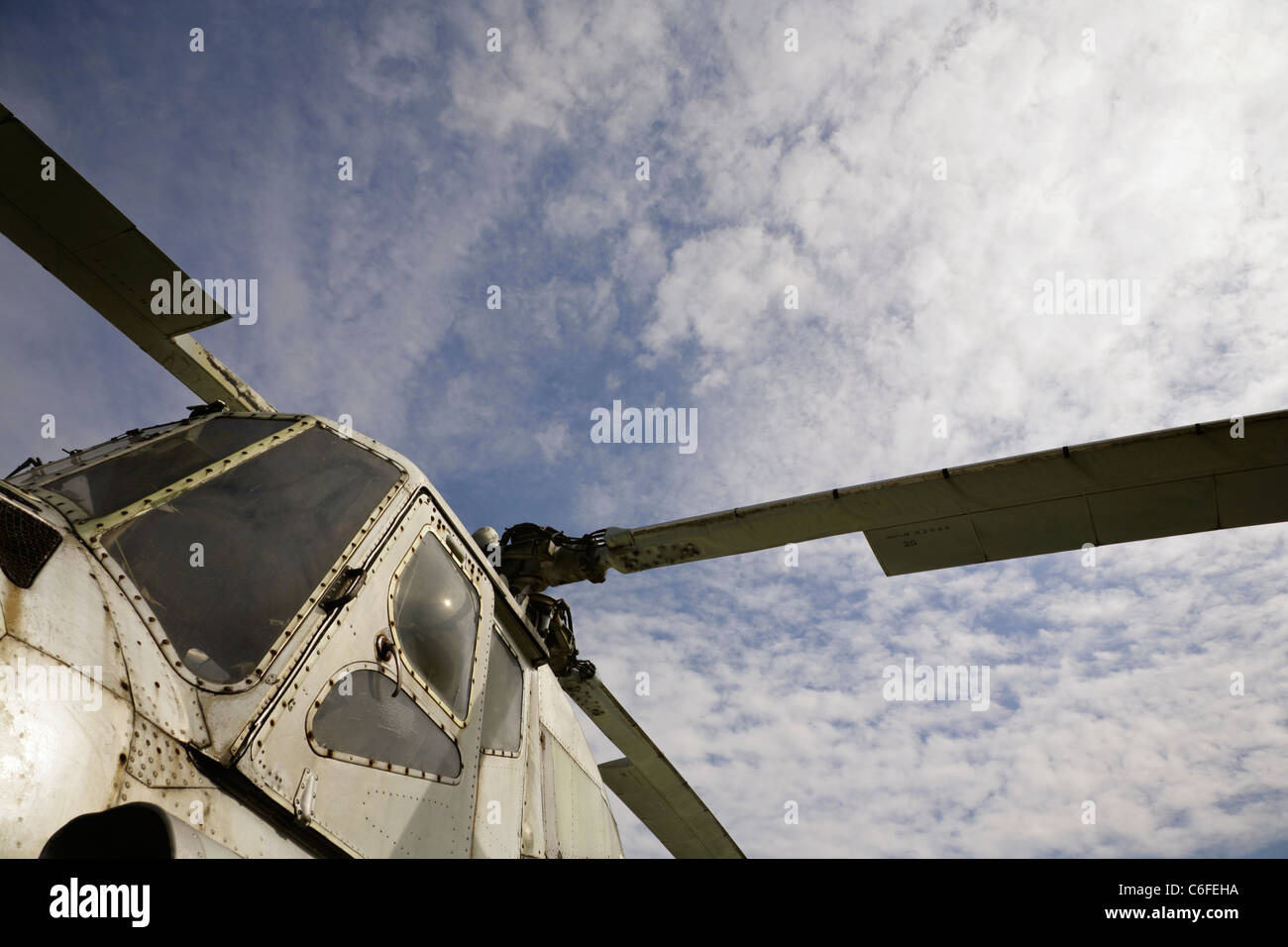 Cockpit und Rotoren der alten russischen Luftwaffe Mil-Mi4 militärischen Transporthubschrauber, Baujahr 1952. Stockfoto