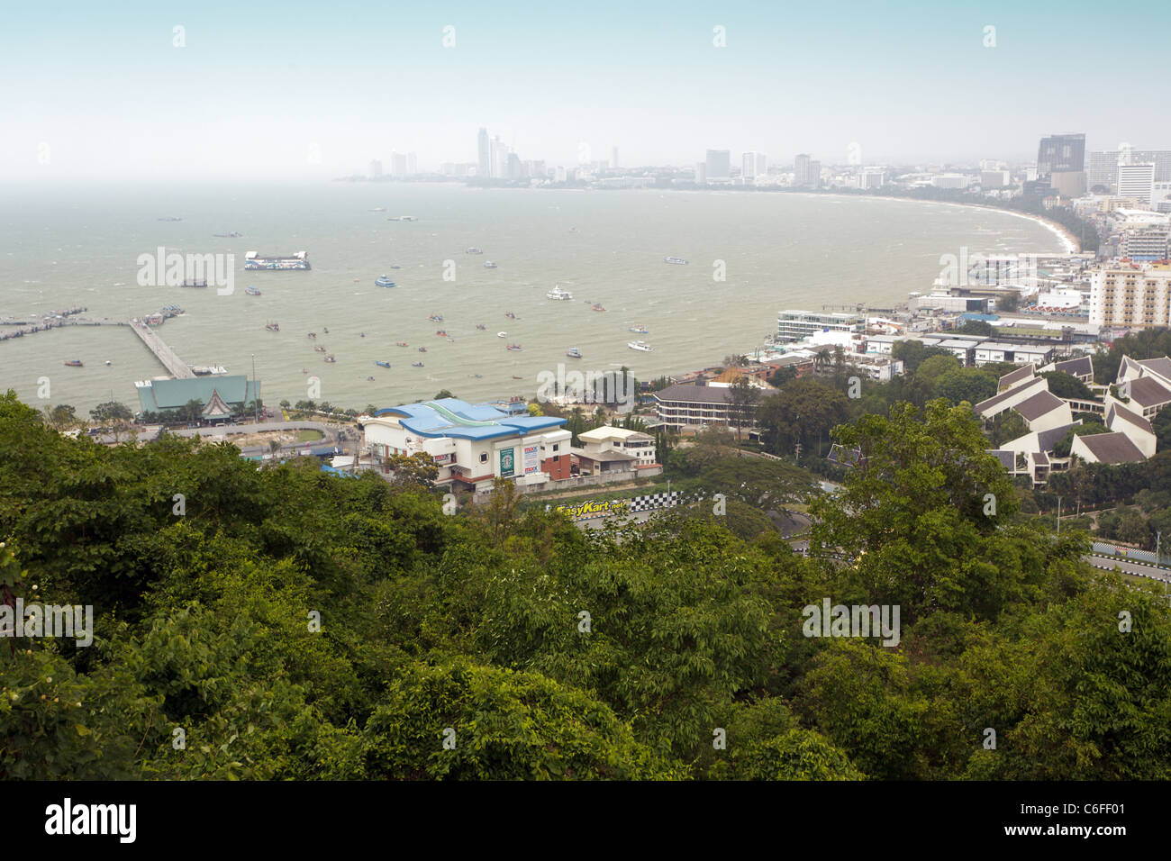 Blick auf Stadt und Meer Bucht von Pattaya, hoher Platz der Prostitution in Thailand Stockfoto