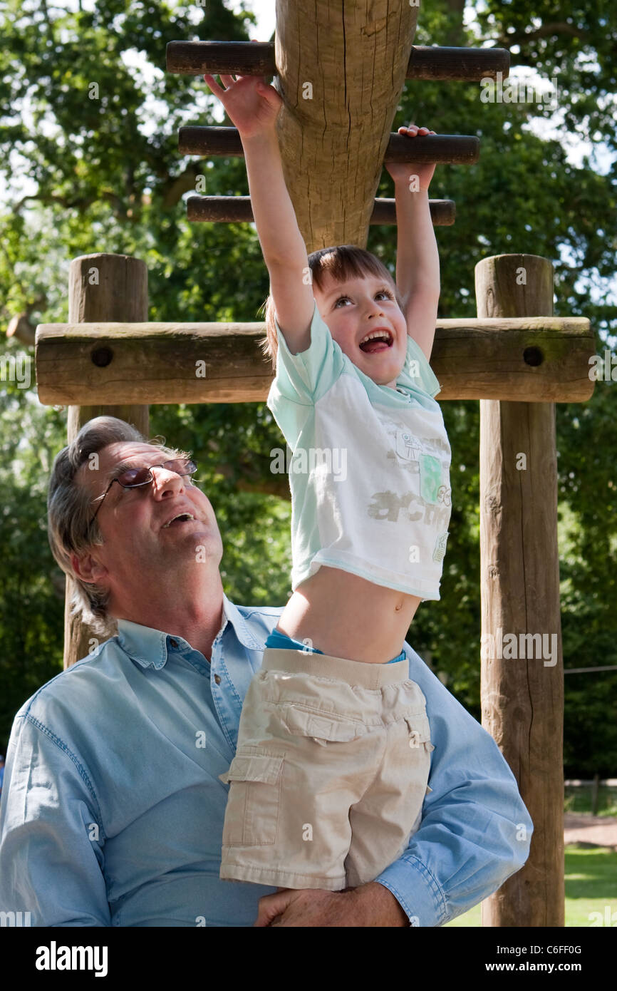 Großvater und Enkel spielen im park Stockfoto