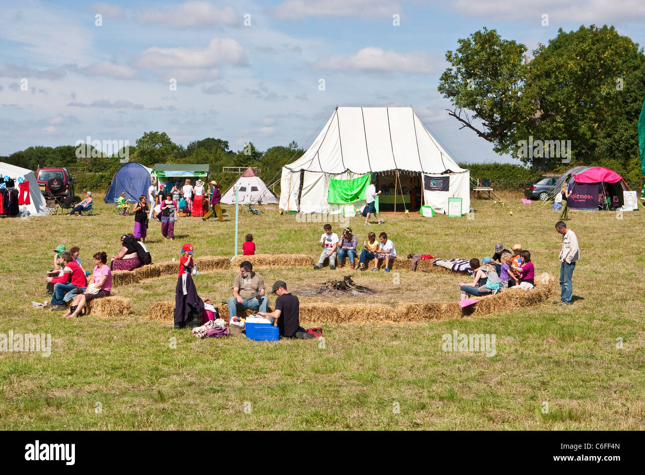 Menschen auf dem barfuß Festival Loughborough, England in der Nähe von 29. bis 31. Juli 2011.  Das Festival hat ein grün, Öko-Lifestyle-Thema. Stockfoto