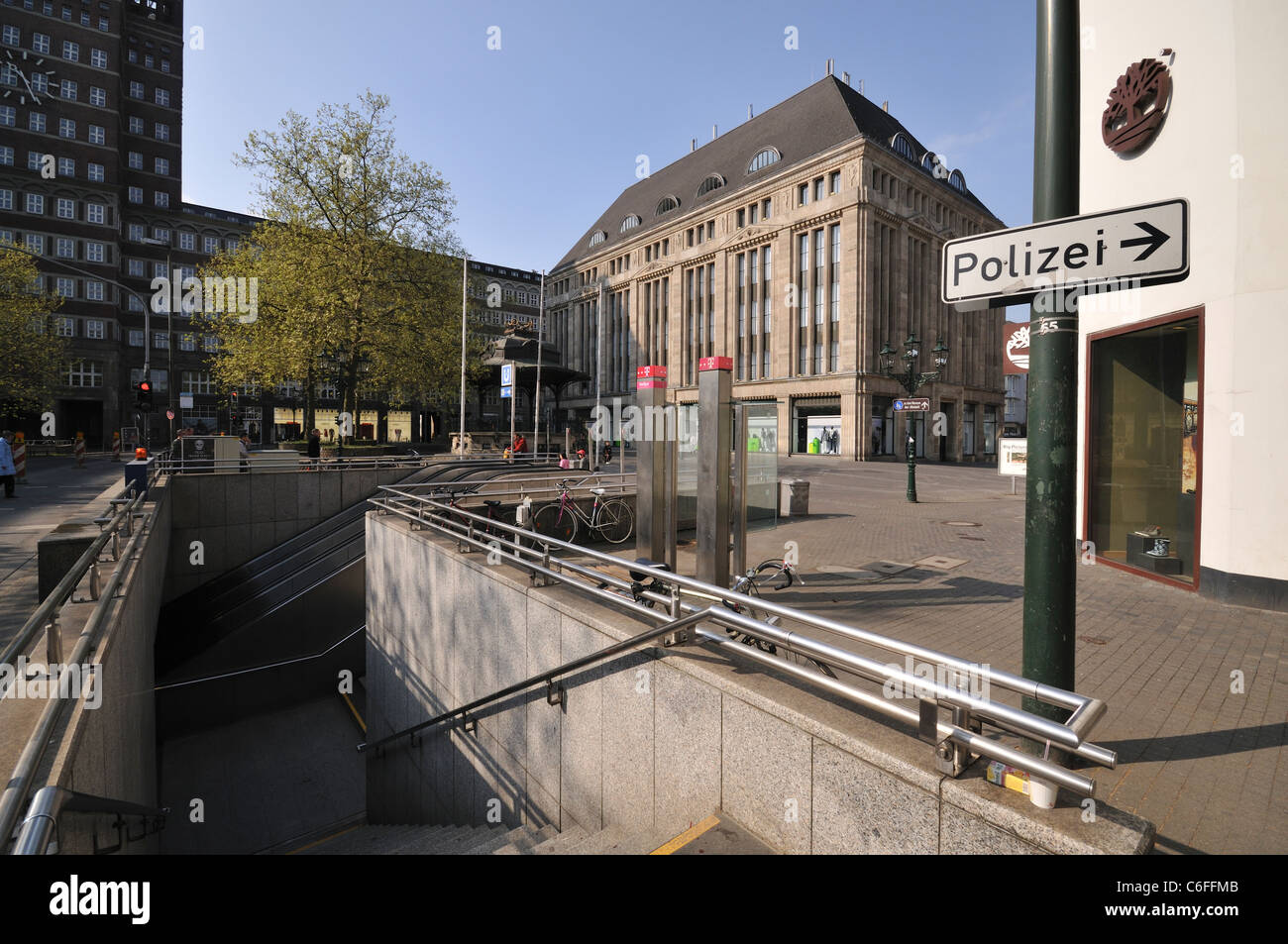 Carsch-Haus (1915). 23 Meter von seinem ursprünglichen Platz durch unterirdische Werke in den frühen 1980er Jahren vertrieben). Düsseldorf. Deutschland. Stockfoto