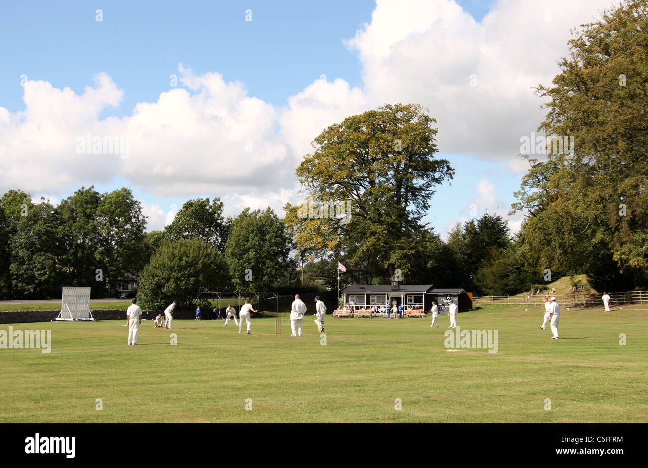 Dorf-Cricket in Derbyshire Stockfoto
