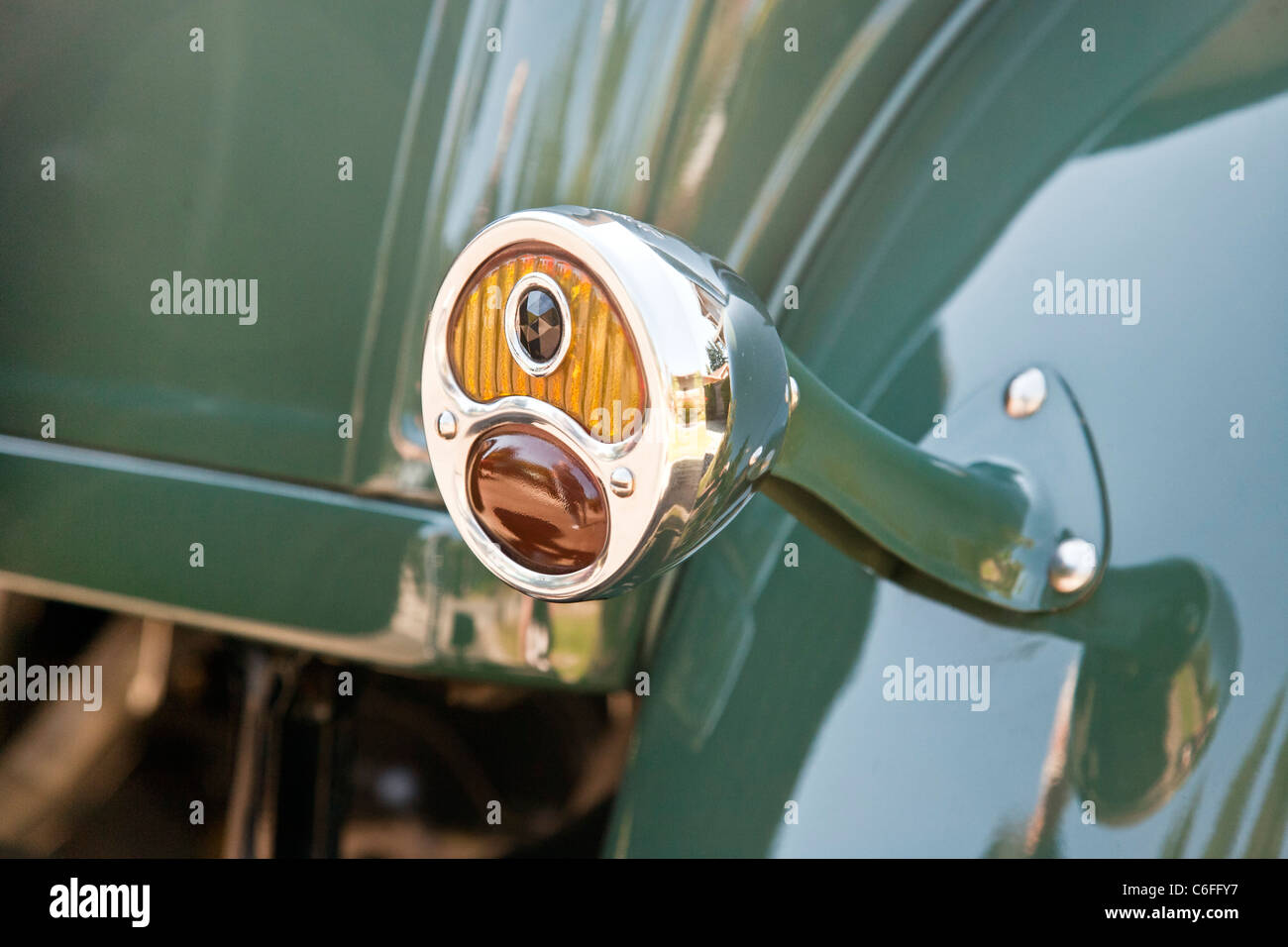 stammen Sie, wie glänzende Chrom Rücklicht des restaurierten 1930 Ford Model A Oldtimer in vorstädtischen Einfahrt Edmonds Washington geparkt Stockfoto
