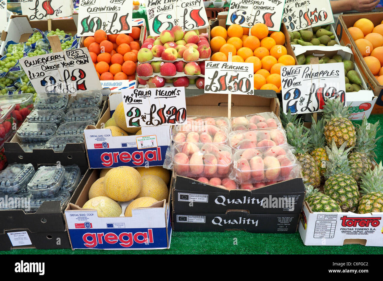 Frisches Obst auf einem Marktstand UK Stockfoto