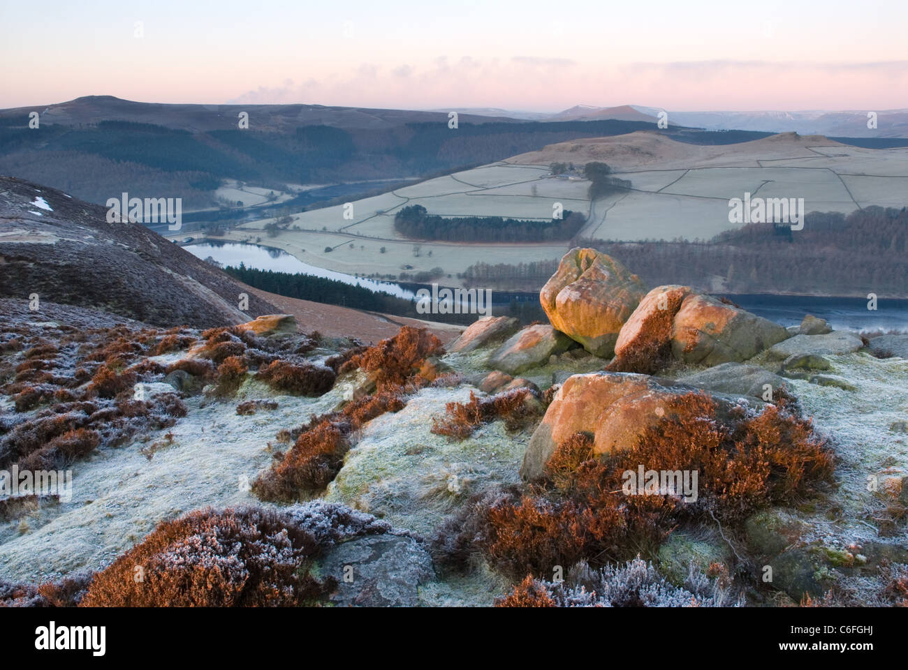 Ladybower Vorratsbehälter und Derwent Valley von Derwent Kante Stockfoto