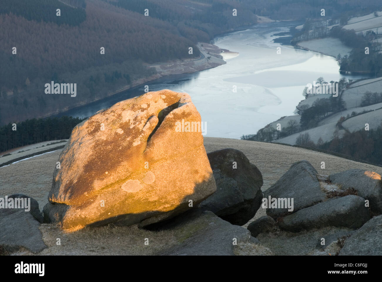 Ladybower Vorratsbehälter und Derwent Valley von Derwent Kante Stockfoto