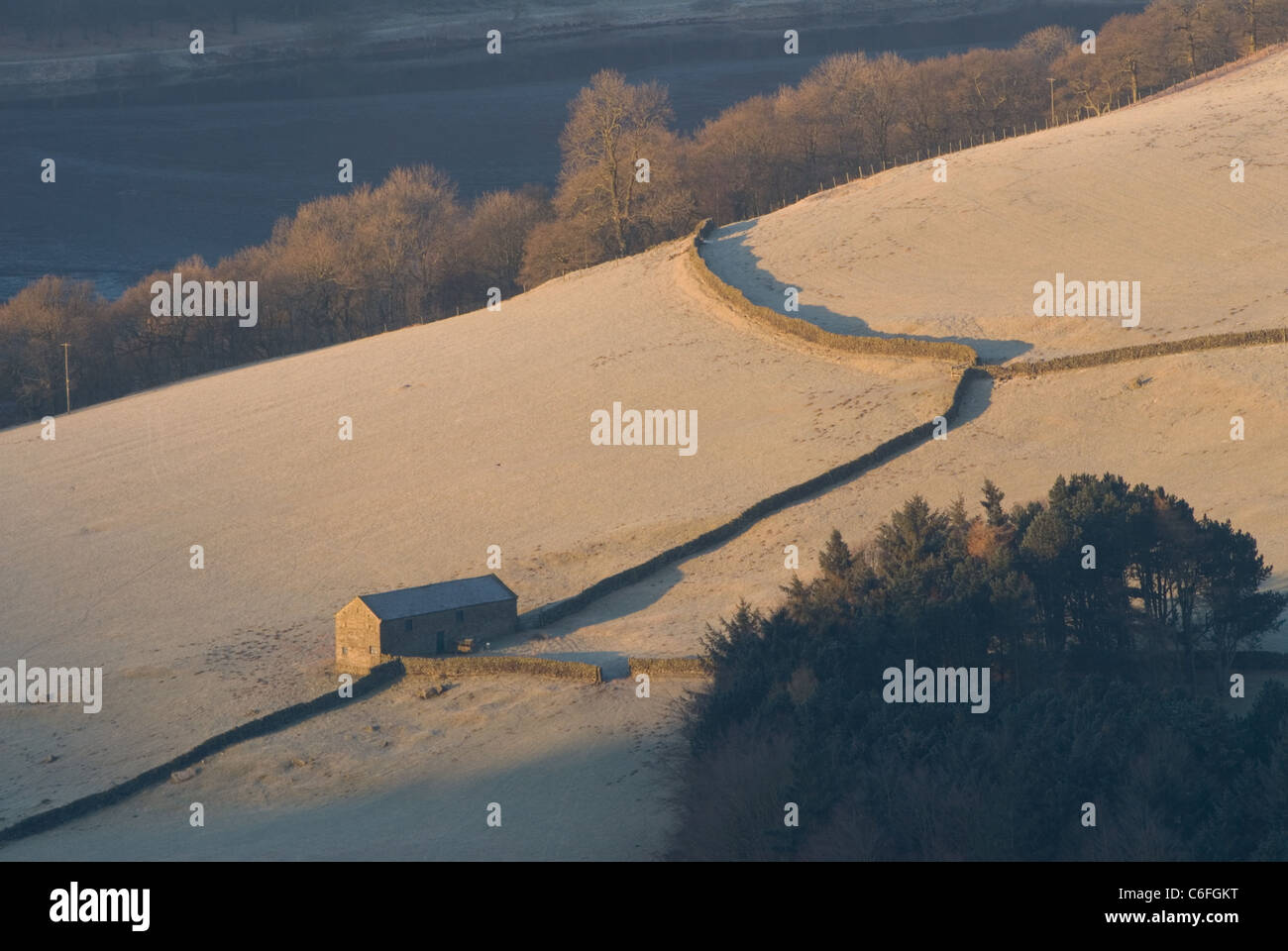 Ladybower Vorratsbehälter und Derwent Valley von Derwent Kante Stockfoto