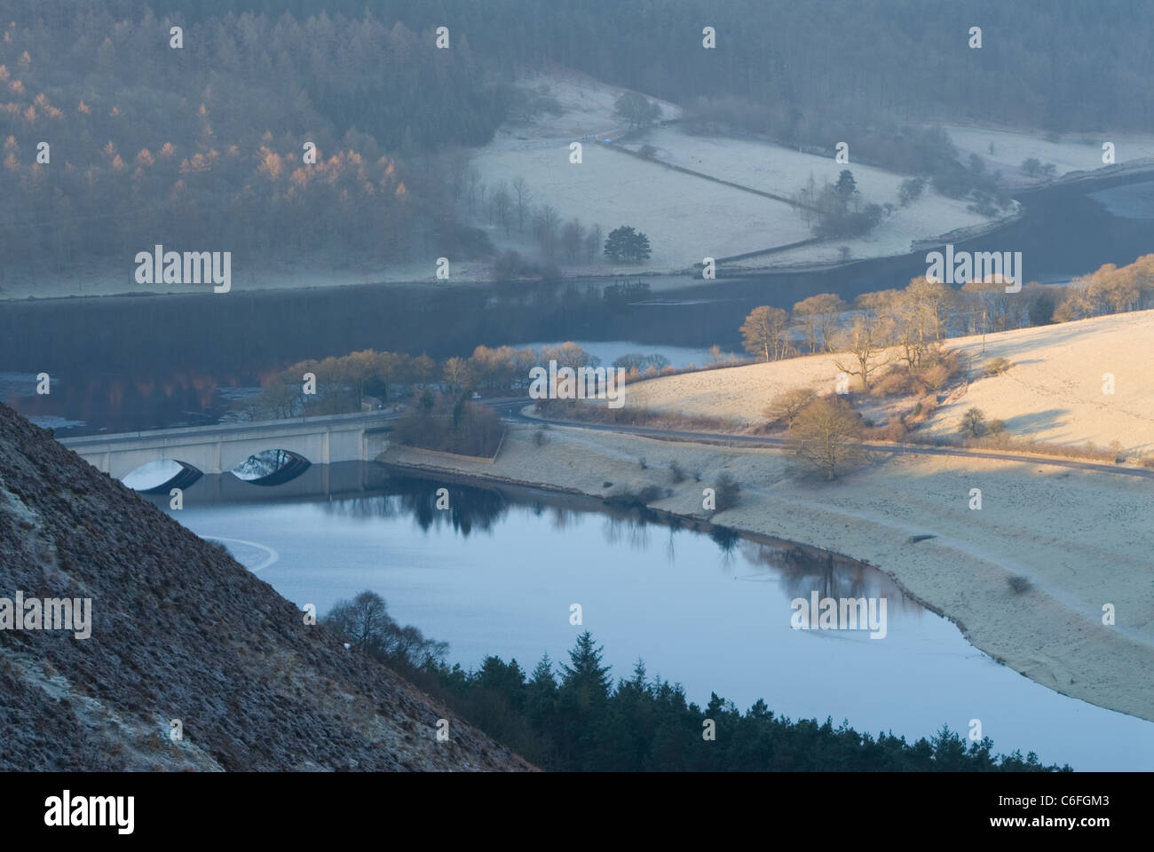 Ladybower Vorratsbehälter und Derwent Valley von Derwent Kante Stockfoto