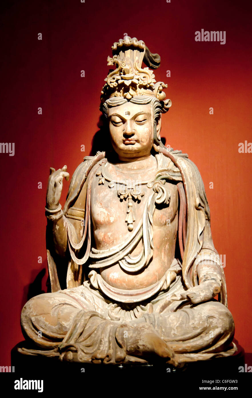 Chinesischen buddhistischen antike Skulptur aus rotem Hintergrund Stockfoto