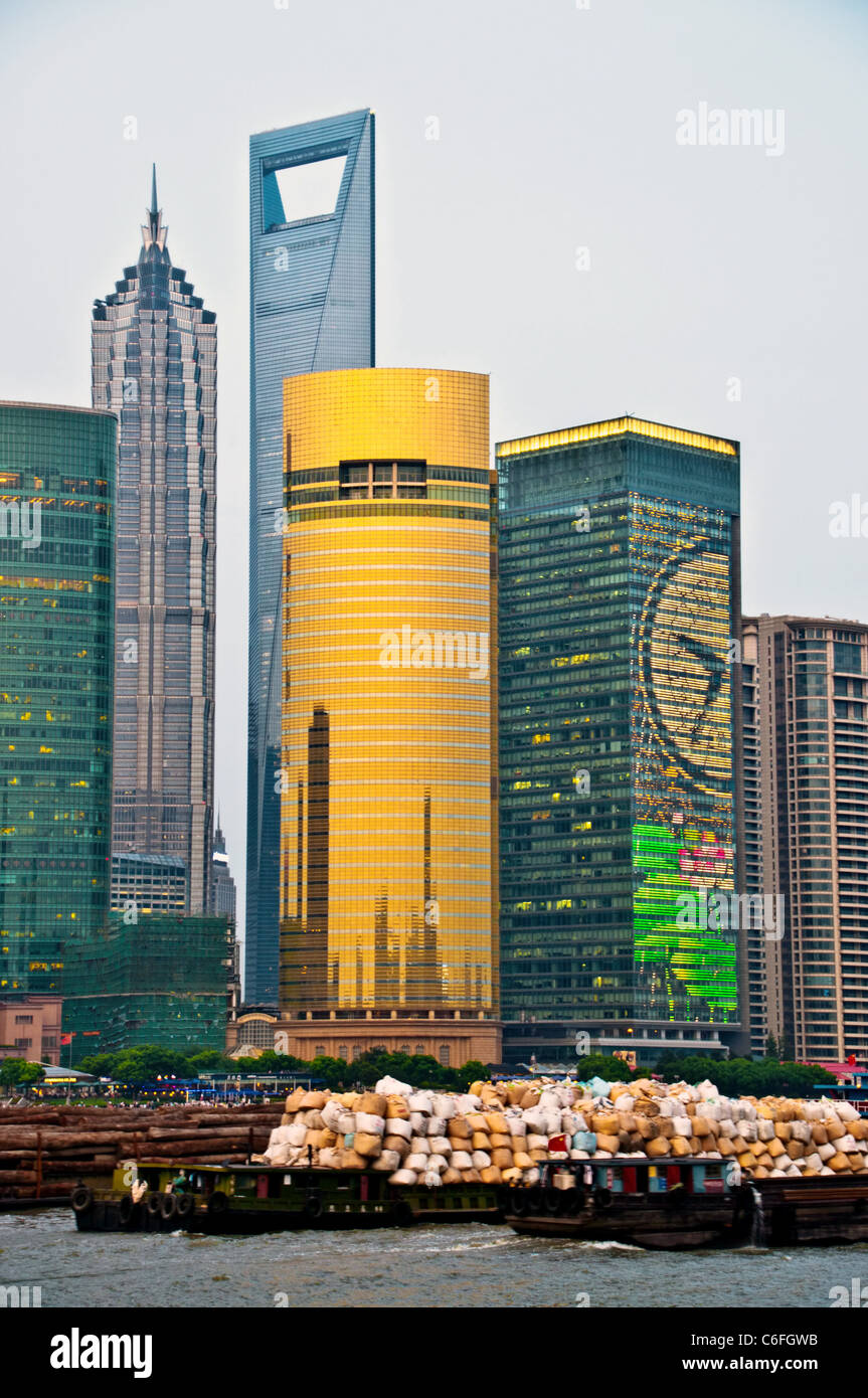 Shanghai Pudong-Bereich mit Gefäß voll Abfall im Fluß, China Stockfoto