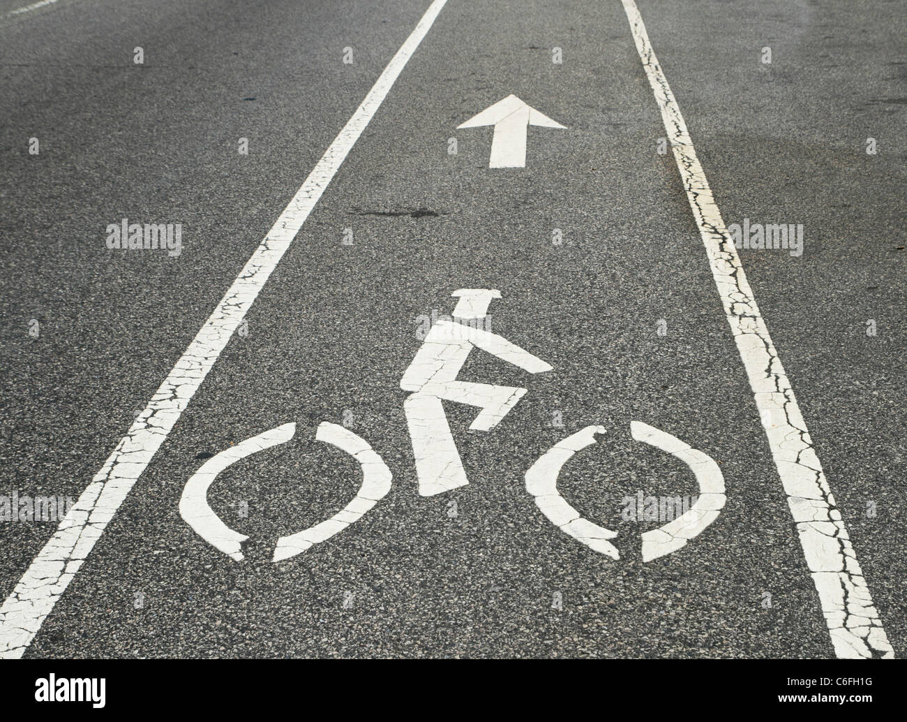 Fahrrad-Lane-Marker auf einer Stadtstraße Stockfoto