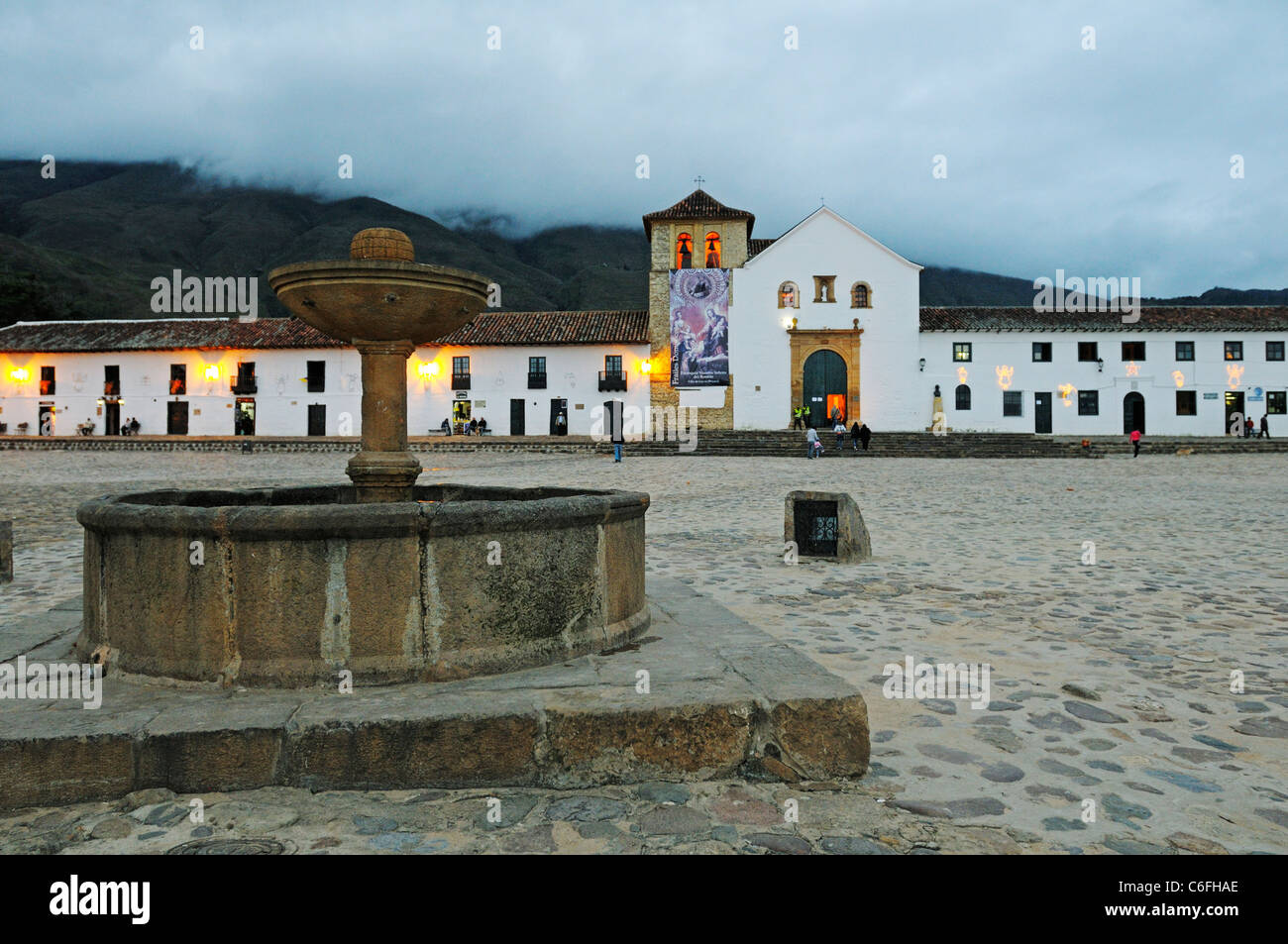Abend am Hauptplatz mit kolonialen Gebäuden, Villa de Leyva, Boyaca, Kolumbien Stockfoto Abend am Hauptplatz mit kolonialen Gebäuden, Villa de Leyva, Boyaca, Kolumbien Stockfoto
