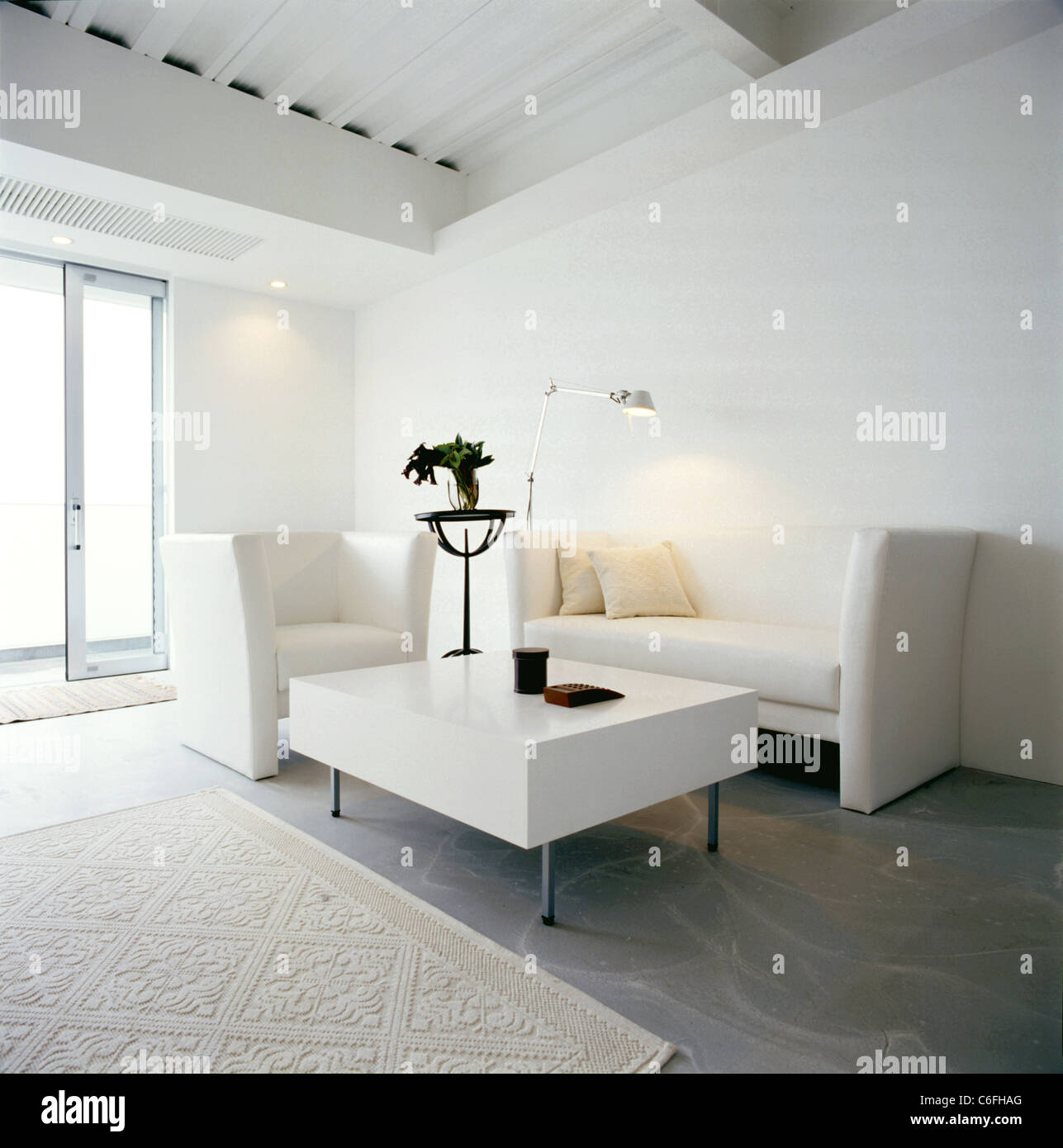 Innenraum eines Hauses im Wohnzimmer mit Sofa, Tisch, Stühle Stockfoto
